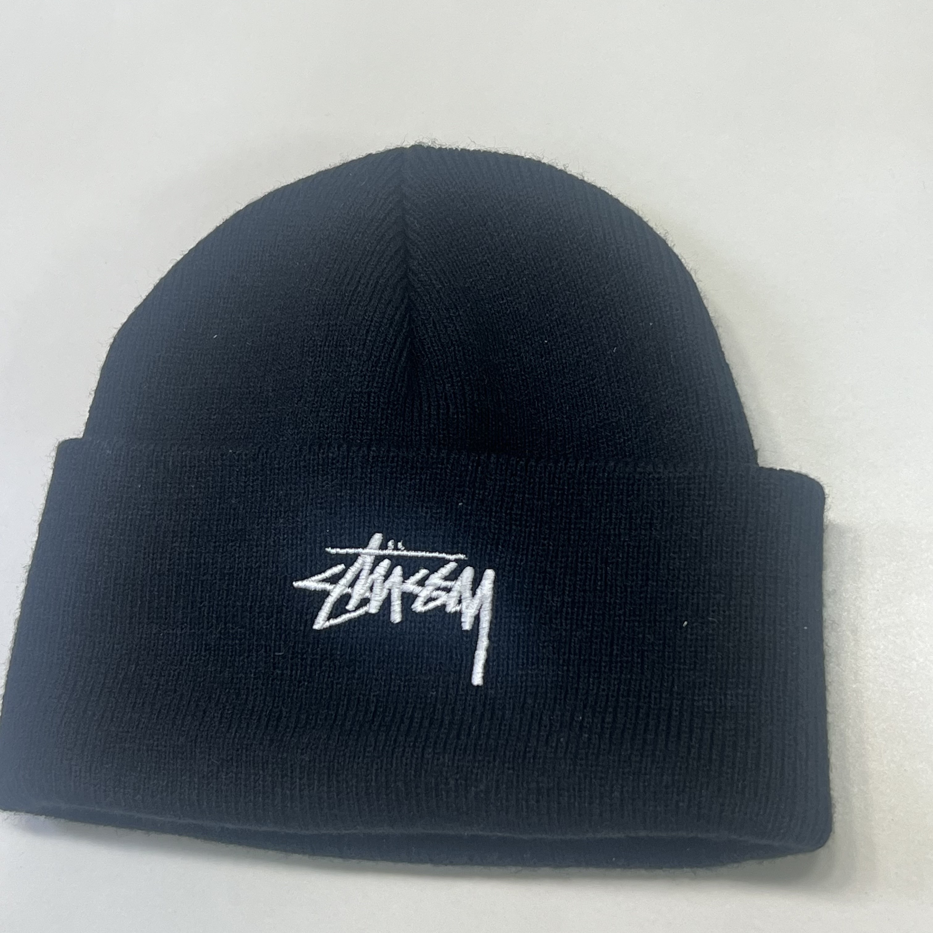 Stussy Stock Cuff Beanie Black 착용 스타일