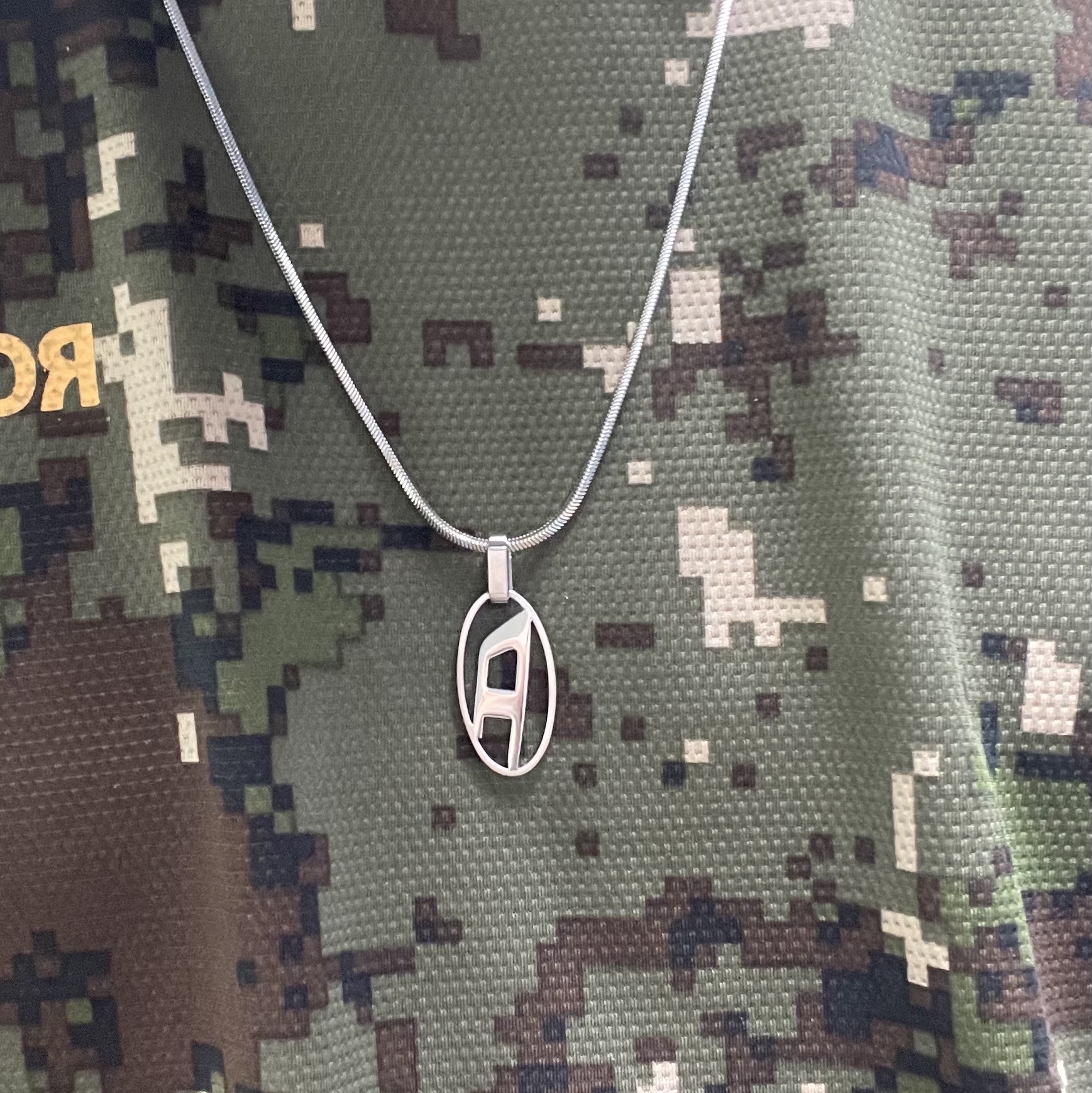 Diesel Dx1342 Stainless Steel Pendant Necklace Silver 착용 스타일 - 1