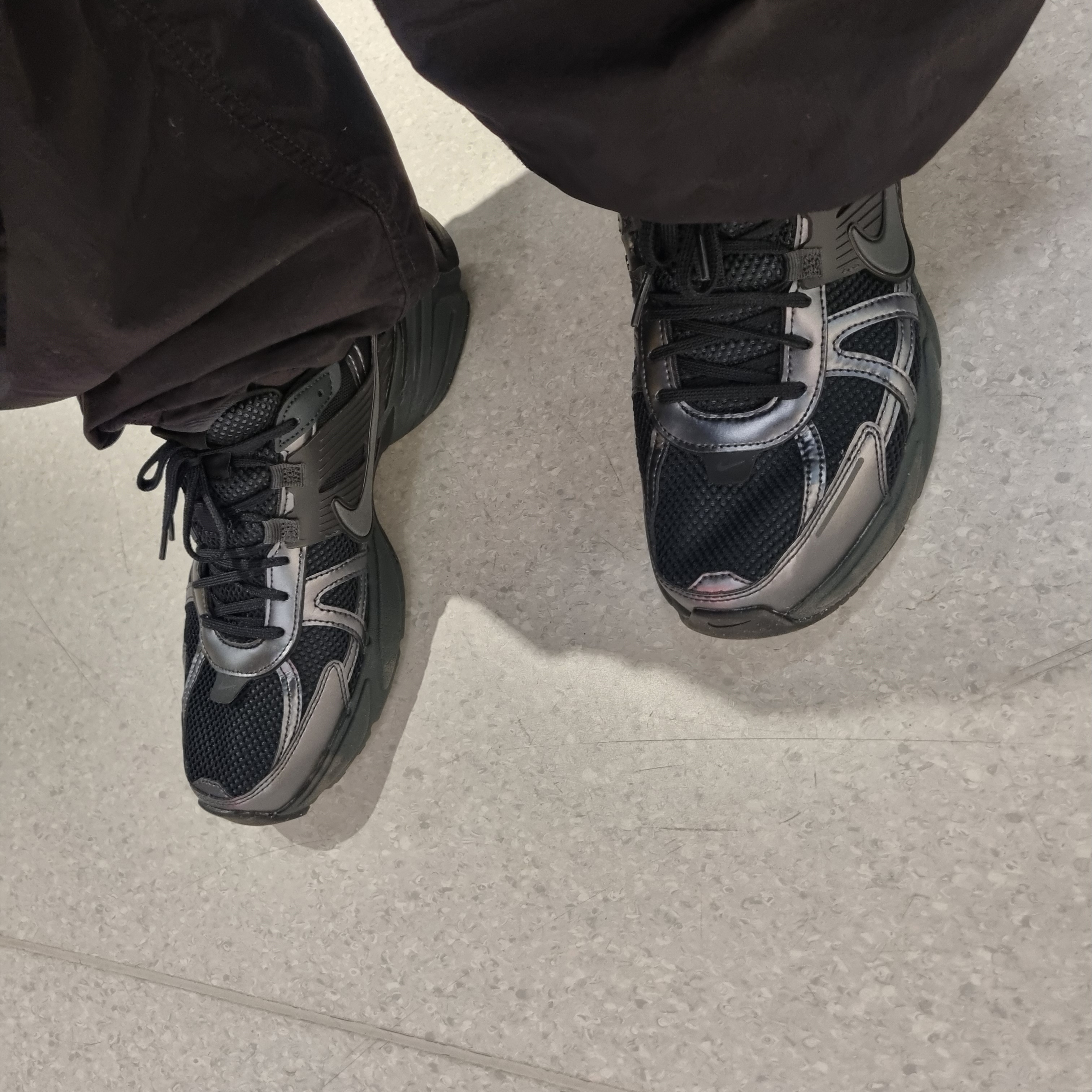 Nike V2K Run Black Anthracite 착용 스타일