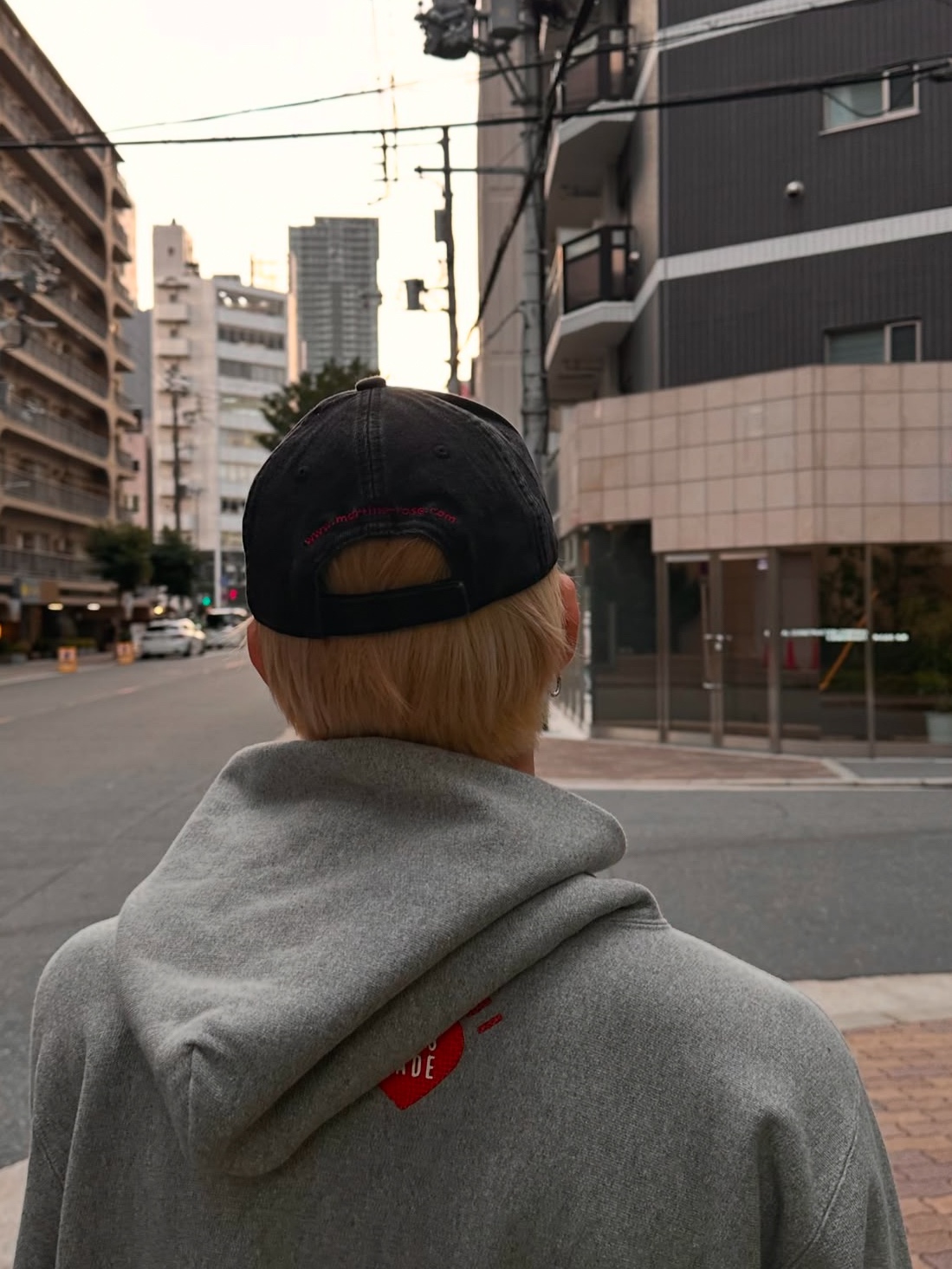 Martin Rose Cut Peak Back Cap Black, Human Made x Kaws #2 Pizza Hoodie Grey 착용 스타일