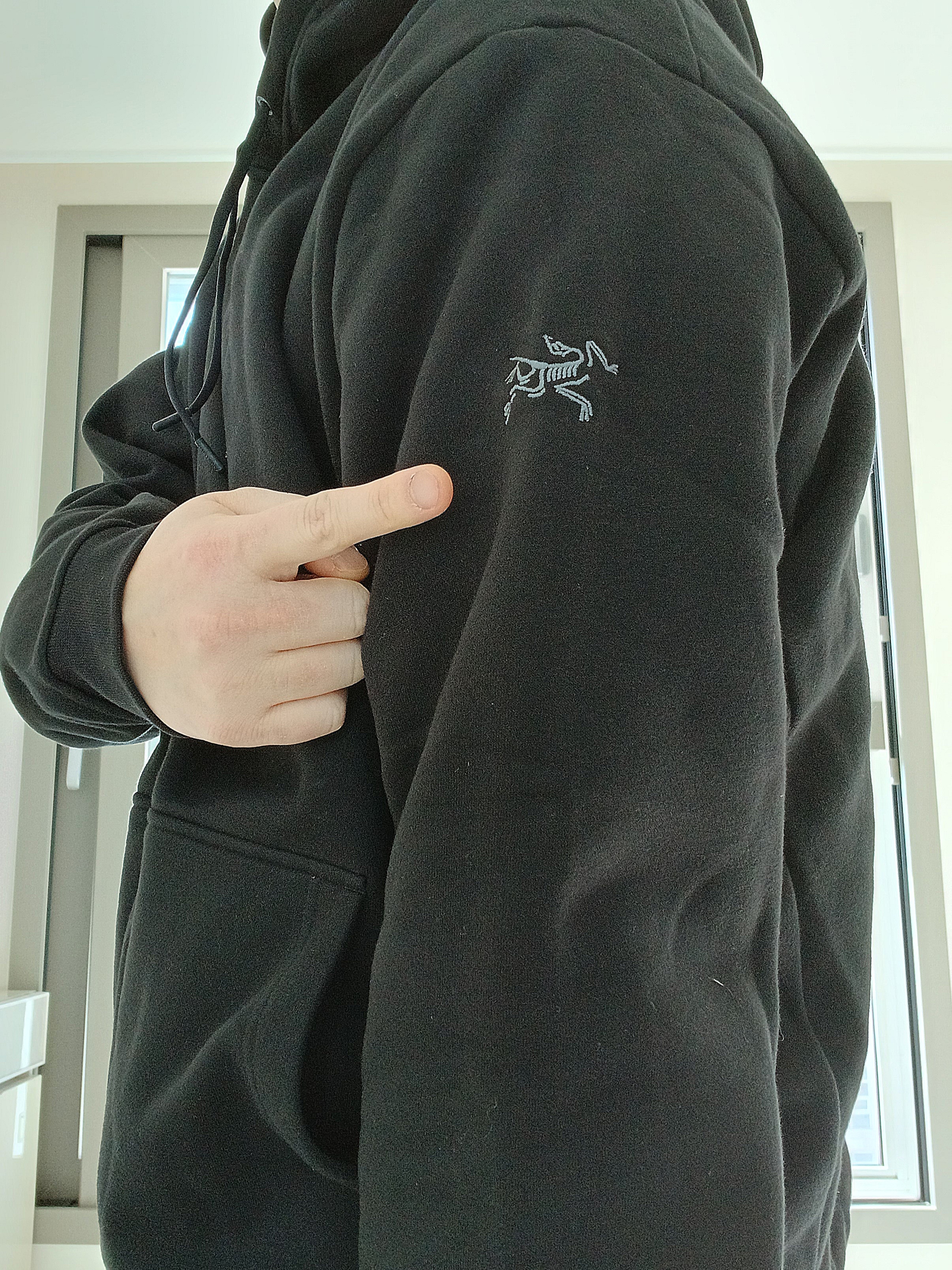 Arc'teryx Emblem Fleece Hoody Black 착용 스타일 - 3