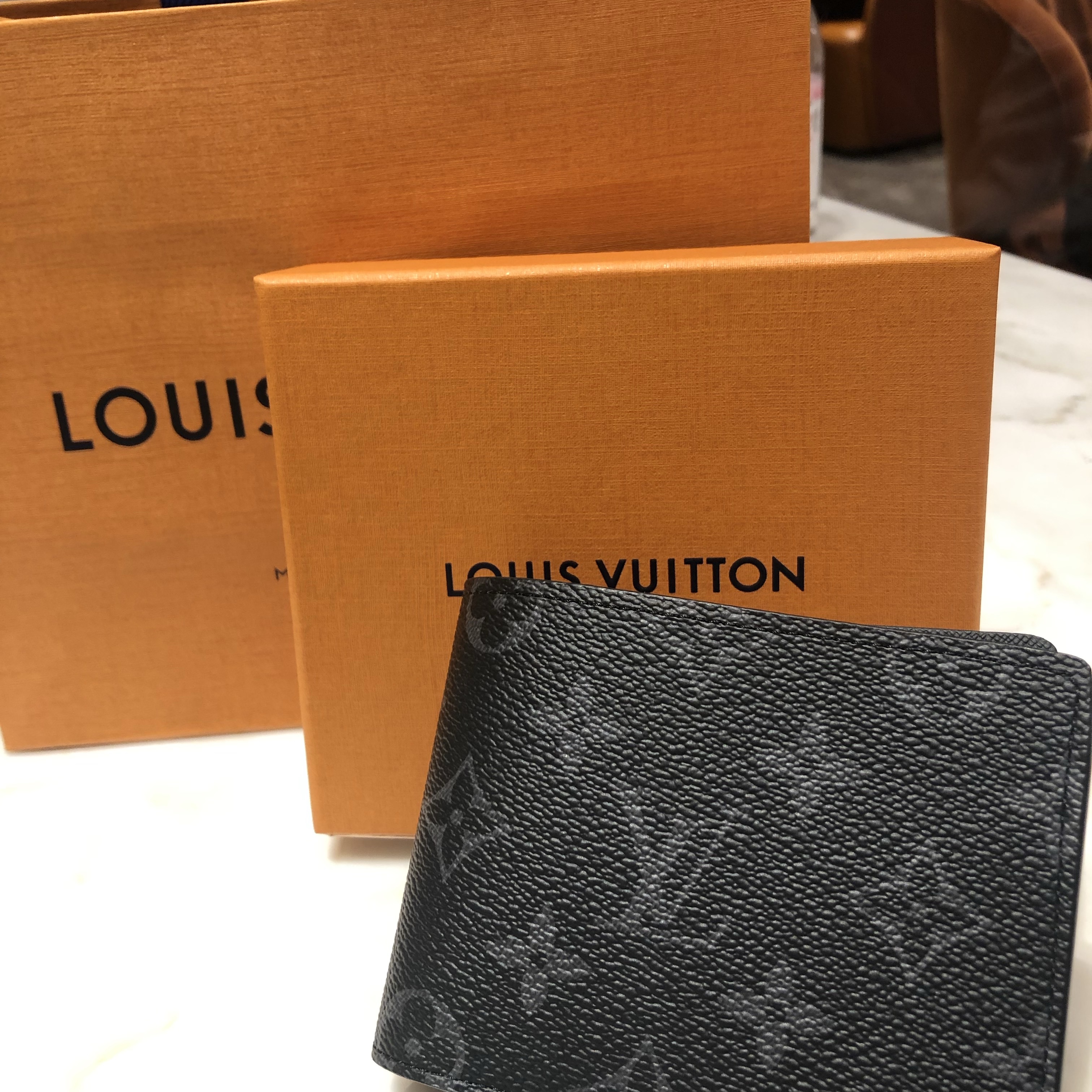 Louis Vuitton Multiple Wallet Monogram Eclipse 착용 스타일 - 2