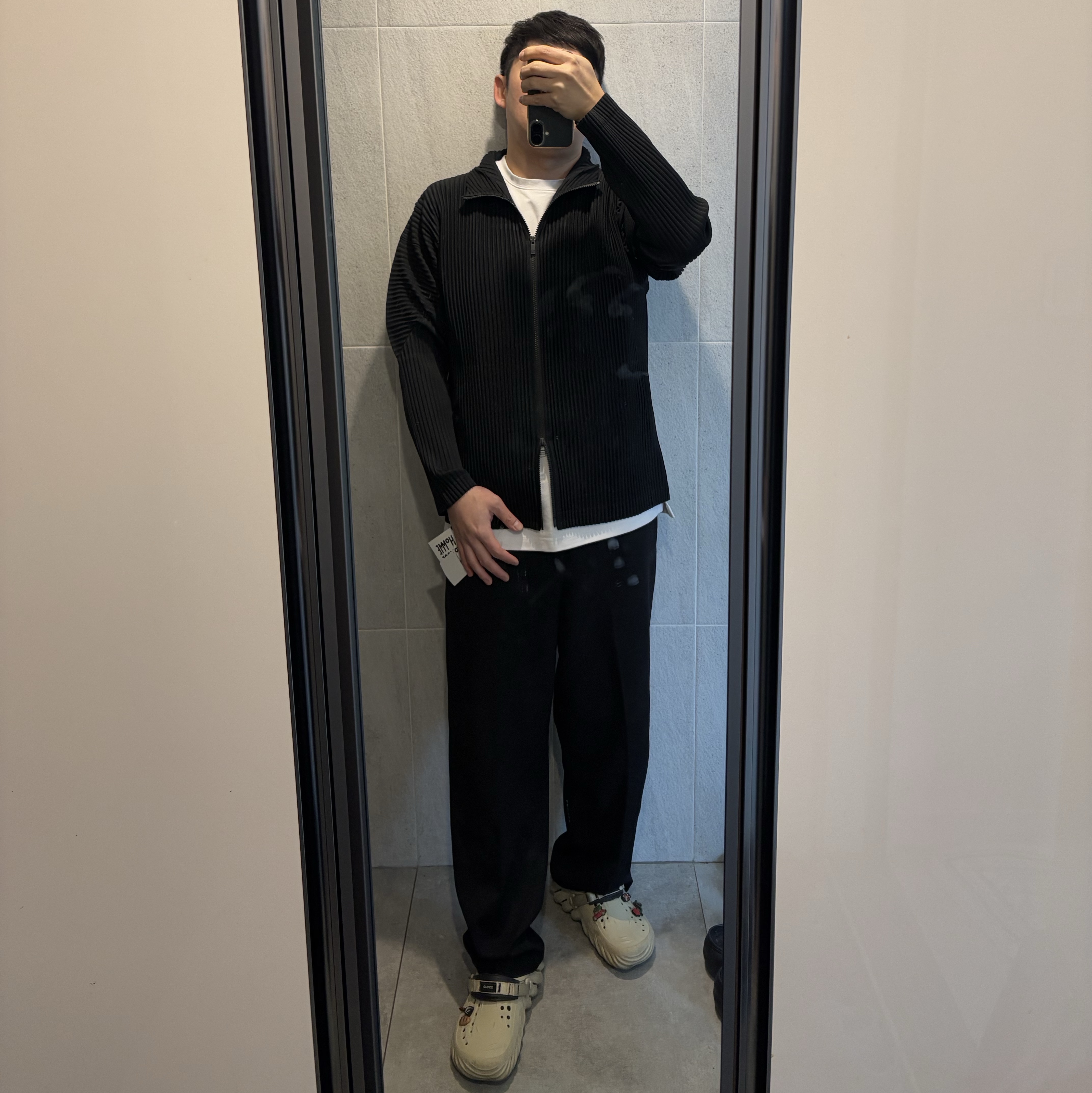 Homme Plisse Issey Miyake Basics Zip Up Jacket Black, Crocs Echo Clog Bone Black 착용 스타일