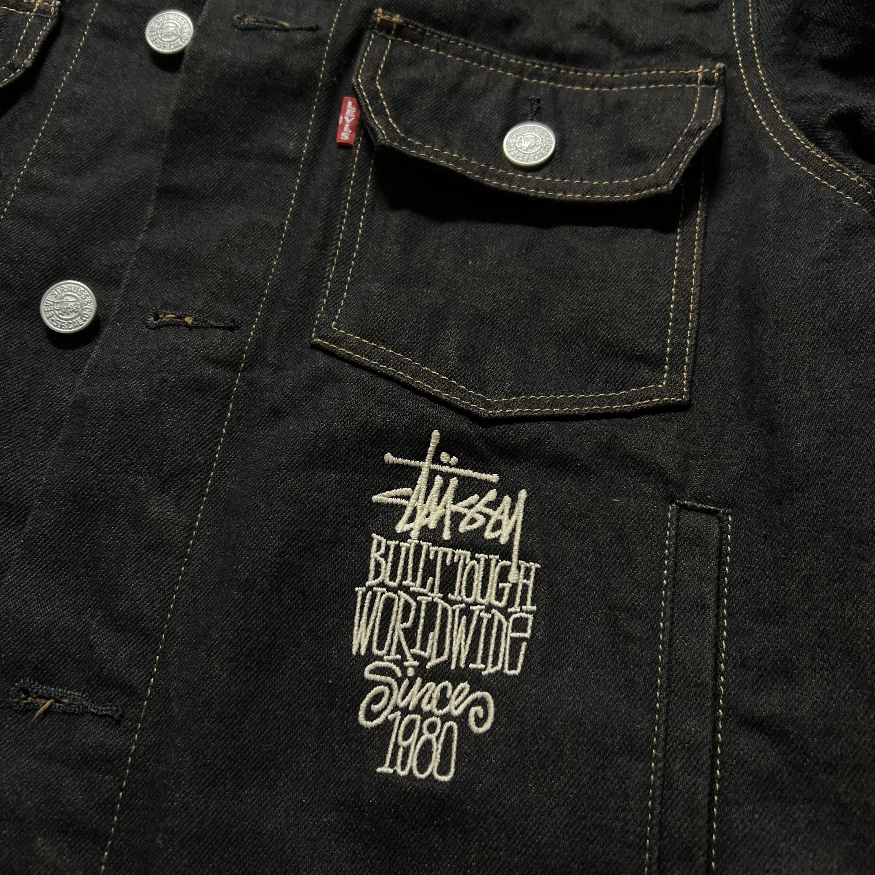 Stussy x Levi's Crispy Rinse Trucker Jacket Black 착용 스타일