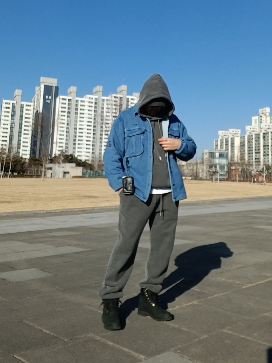 Nike x Drake Nocta Opal Lily Pad Denim Shirt French Blue (FZ3260-486), Nike x Drake Nocta Club Cap Black 착용 스타일 - 2