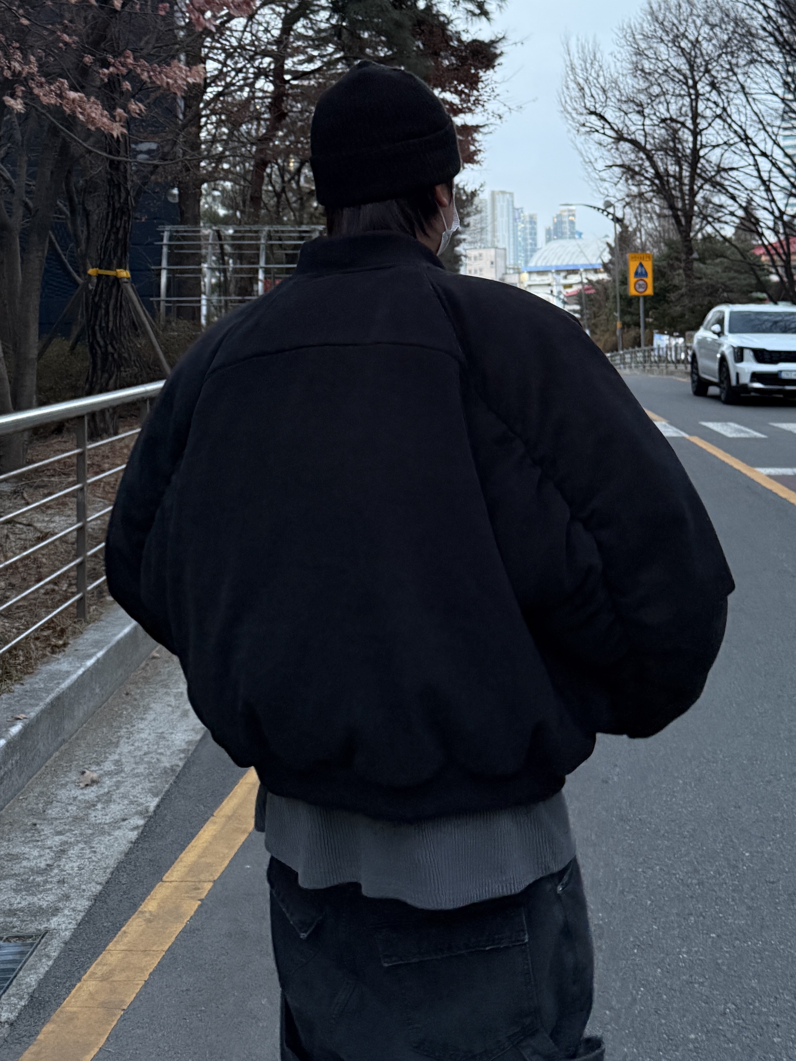 Farfromwhat Far Oversized Bomber Black, Balenciaga 10XL Sneakers White Grey Silver Black 착용 스타일 - 2