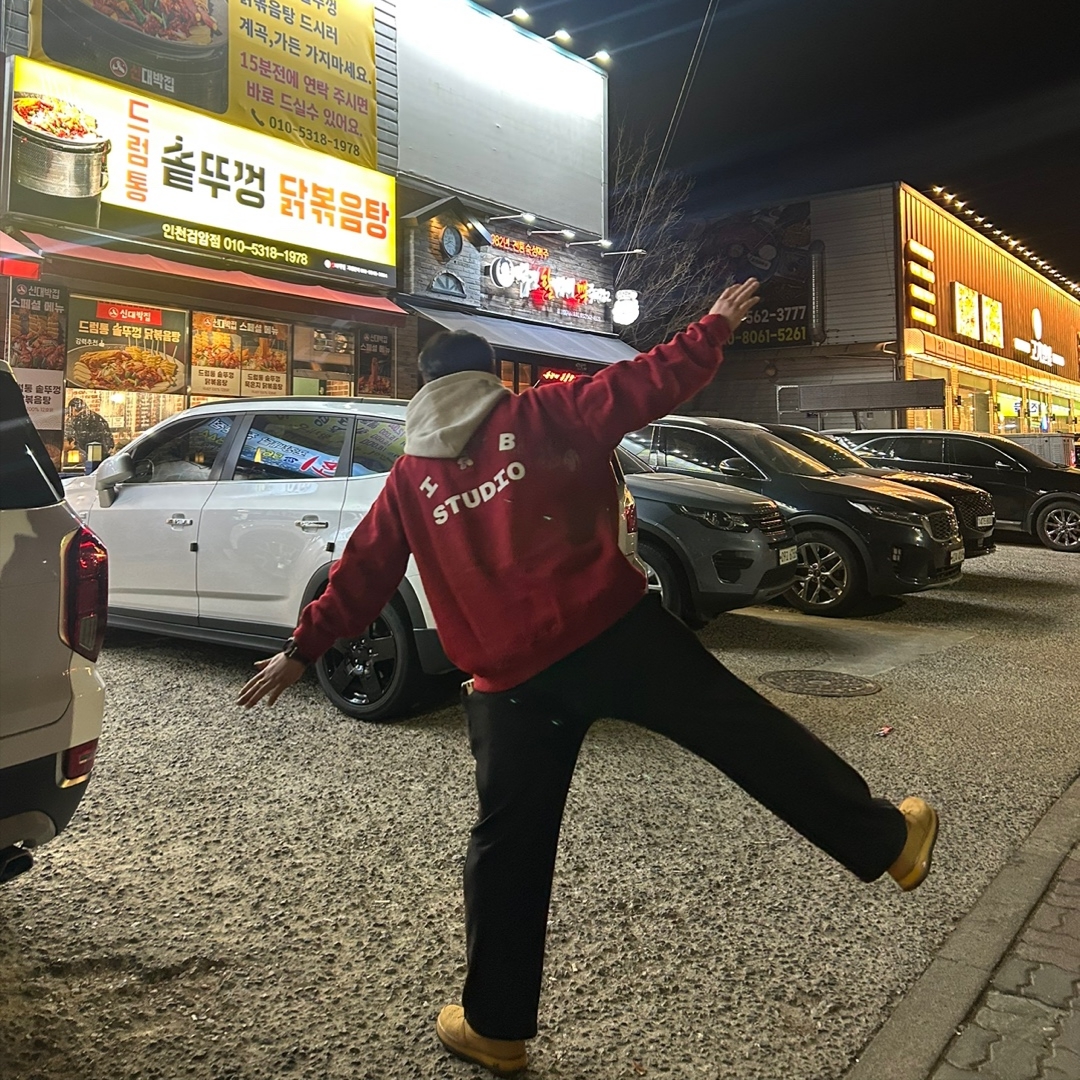 IAB Studio 24 Christmas Hoodie Burgundy Oatmeal 착용 스타일 - 1