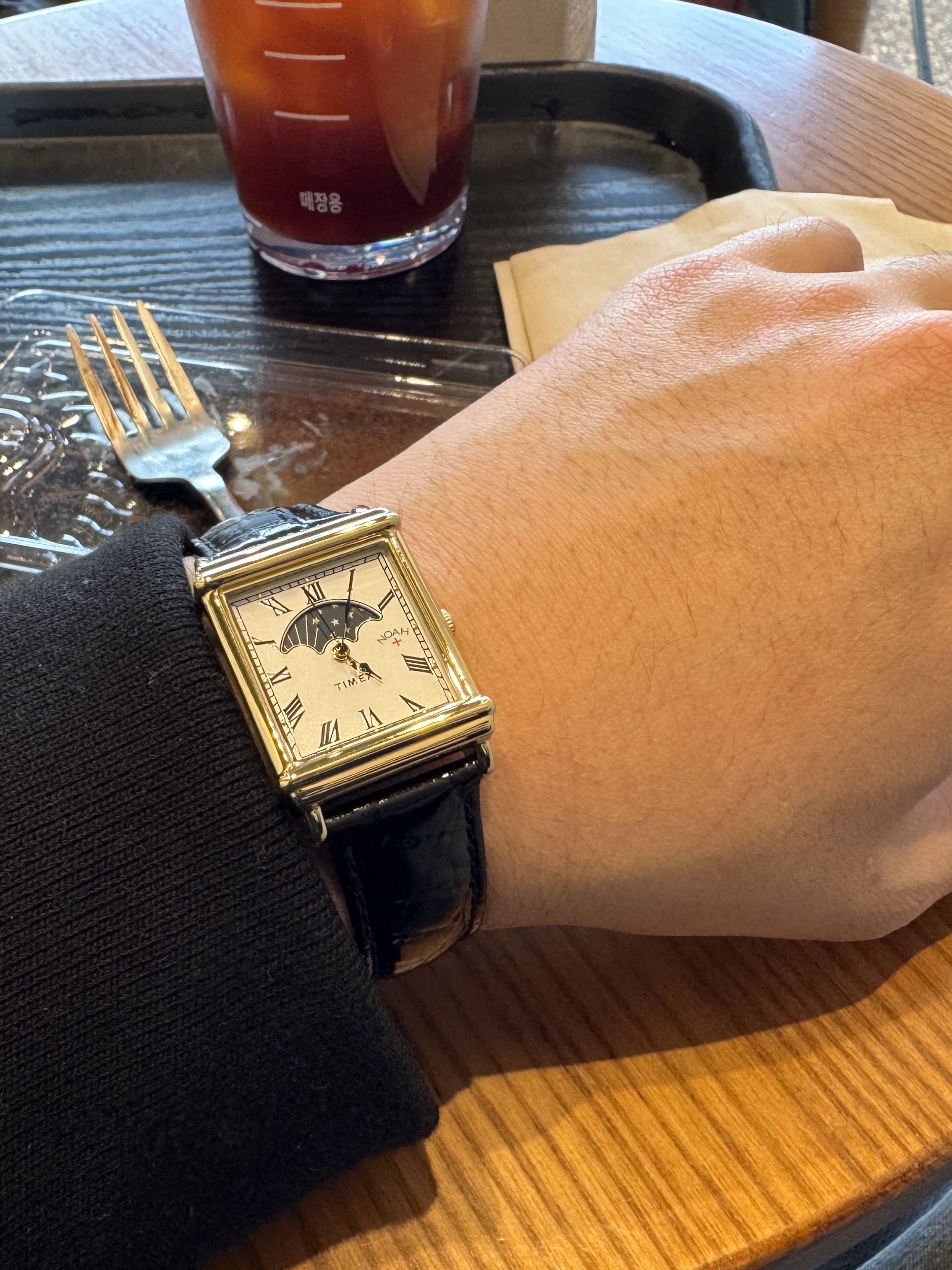 Timex x Noah Sun and Moon Watch Black Gold 착용 스타일 - 1
