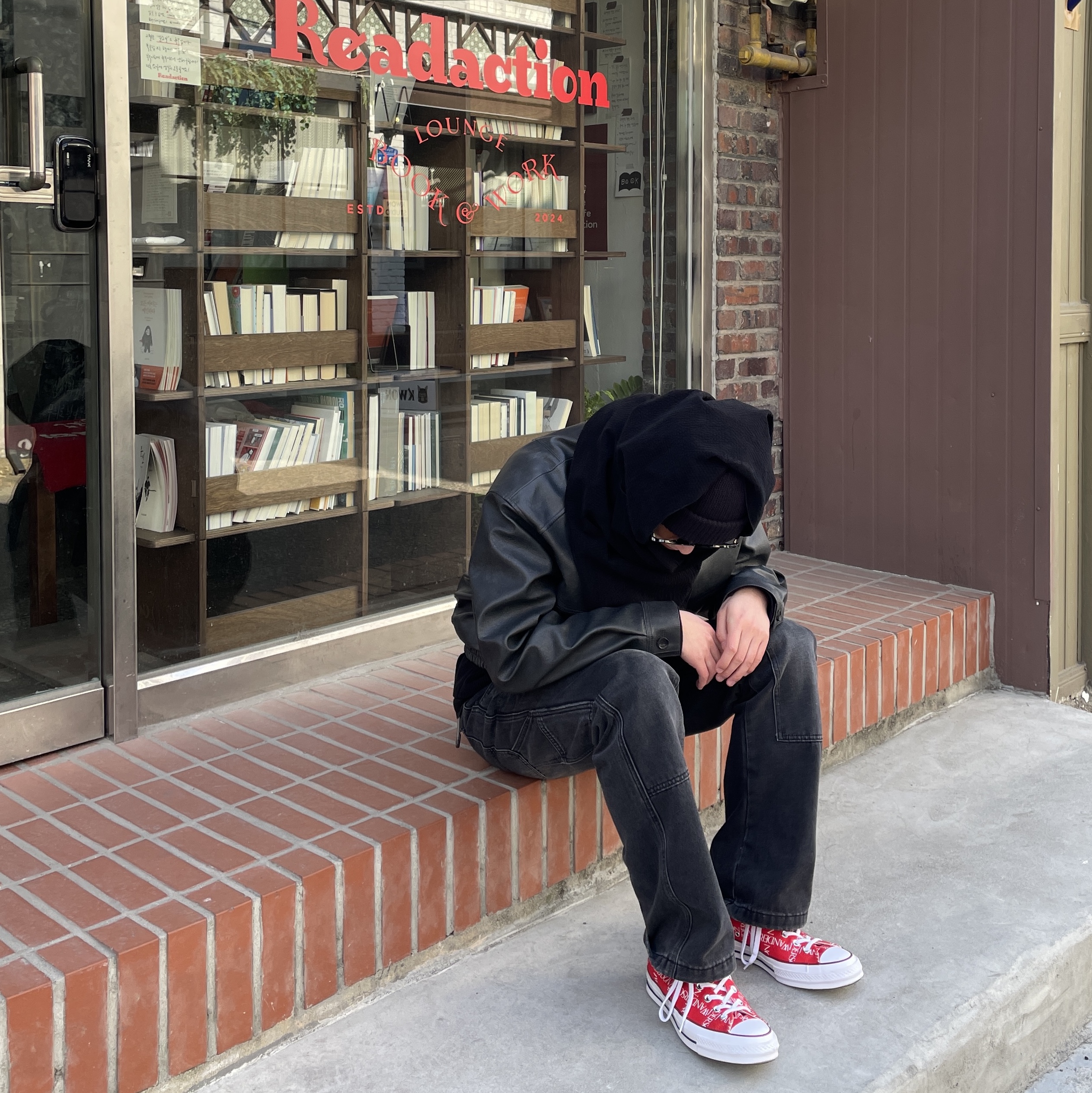 Undermycar Mu.87 Anti Fxxking Logo Play Basic Micro Corduroy Scarf Black, Converse x JW Anderson Chuck 70 Hi Grid Red 착용 스타일 - 2