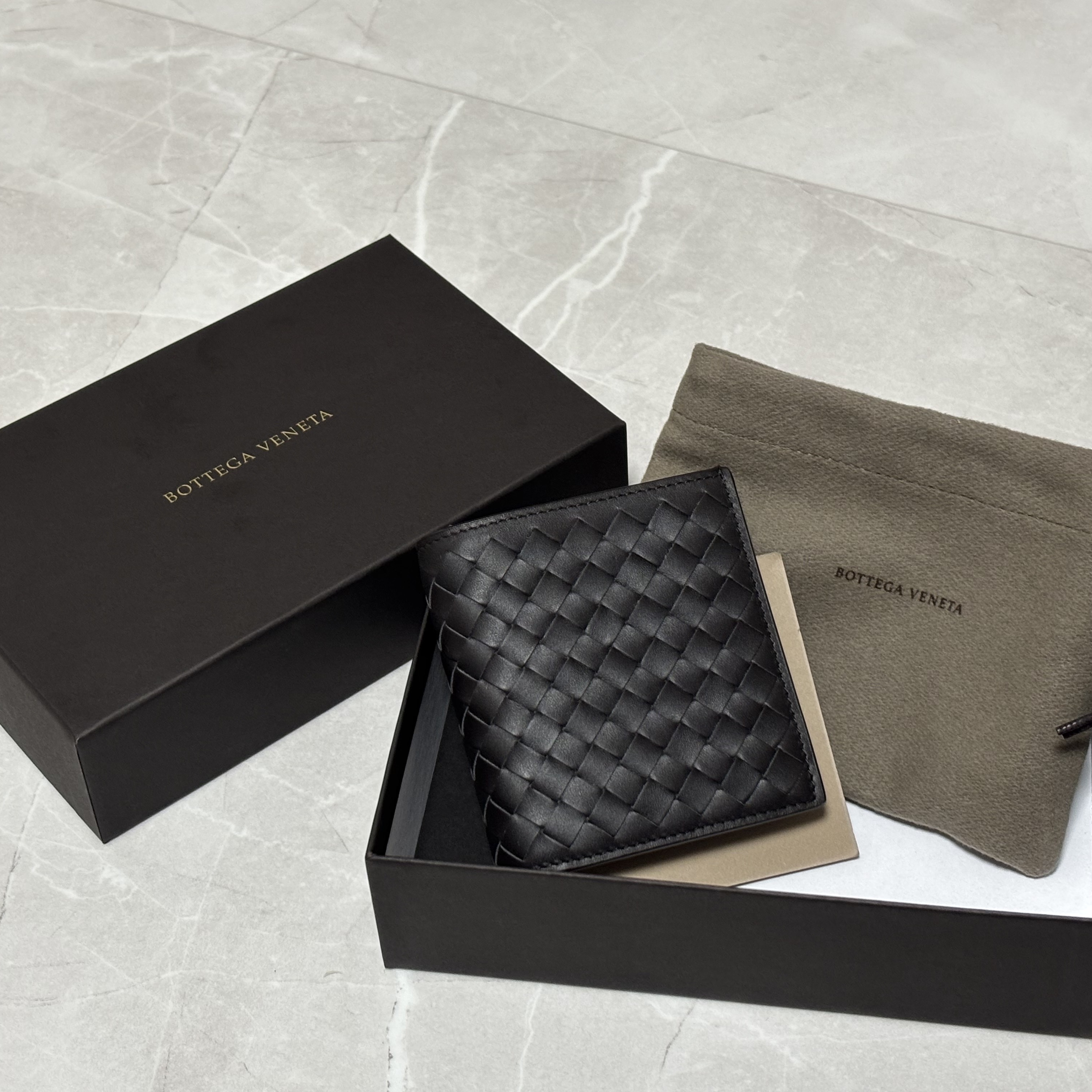 Bottega Veneta Bi-Fold Wallet Brown 착용 스타일