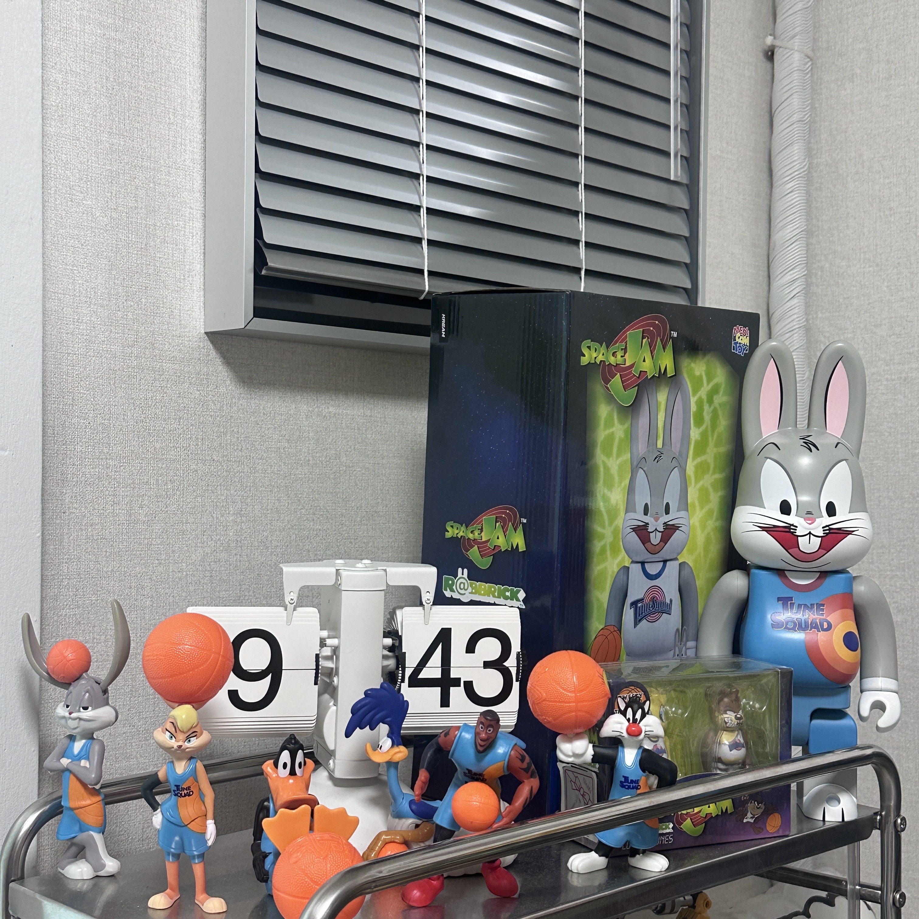 Bearbrick x Space Jam Rabbrick Bugs Bunny 100% & 400% Set, Bearbrick x Space Jam Rabbrick Bugs Bunny Grey 100% & 400% Set 착용 스타일