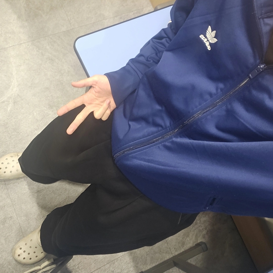 크록스 클래식 클로그 화이트, 아디다스 아디컬러 클래식 파이어버드 트랙탑 나이트 인디고 - KR 사이즈 착용 스타일