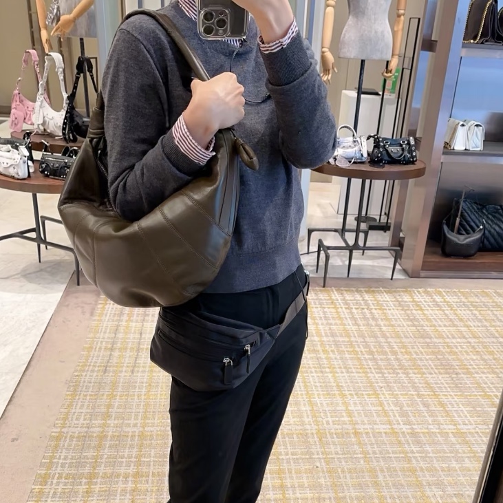 Lemaire Fortune Croissant Bag Soft Nappa Leather Dark Tobacco 착용 스타일