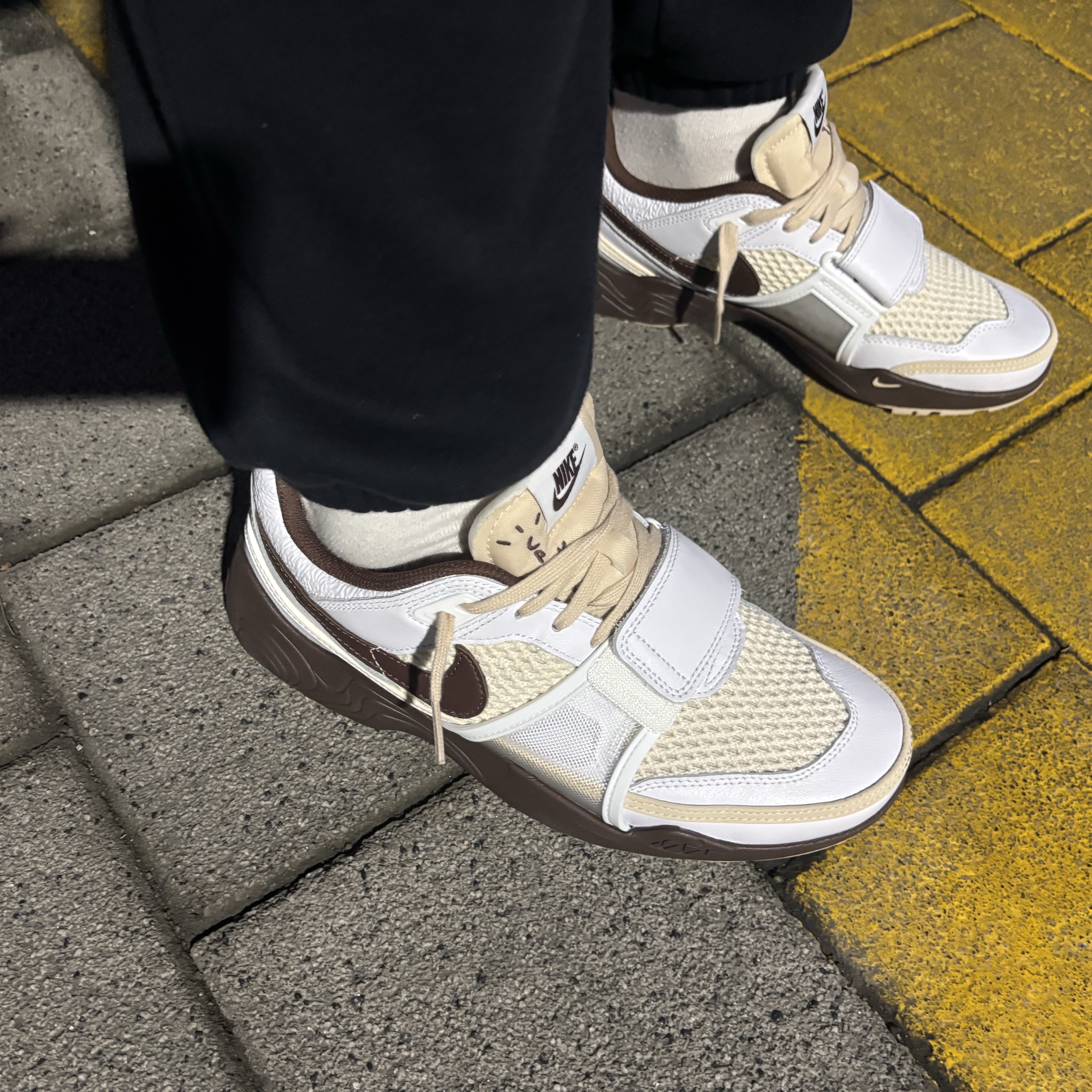 Nike x Travis Scott Zoom Field Jaxx White and Light Chocolate 착용 스타일