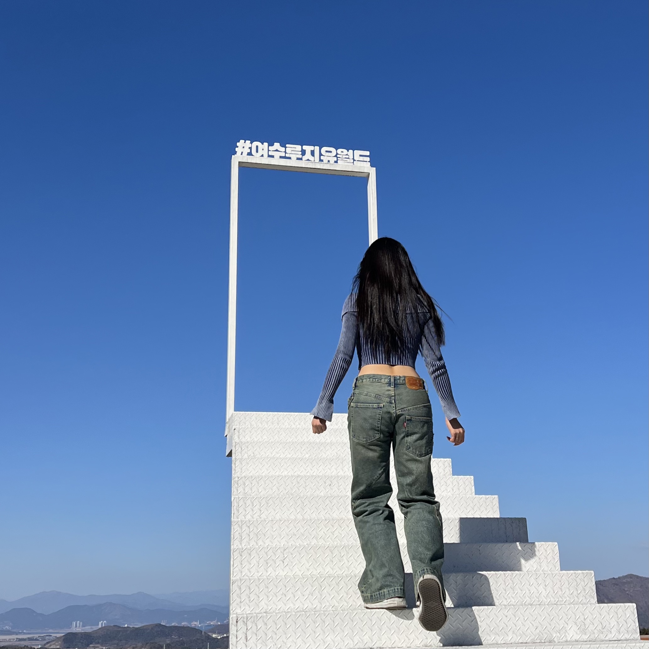 [KREAM 단독] ADSB Andersson Bell x Levi's Women Overlay Jean Tinted Indigo - 24FW, (W) Jaded London Tribeca Ribbed Off The Shoulder Knit Blue 착용 스타일 - 1
