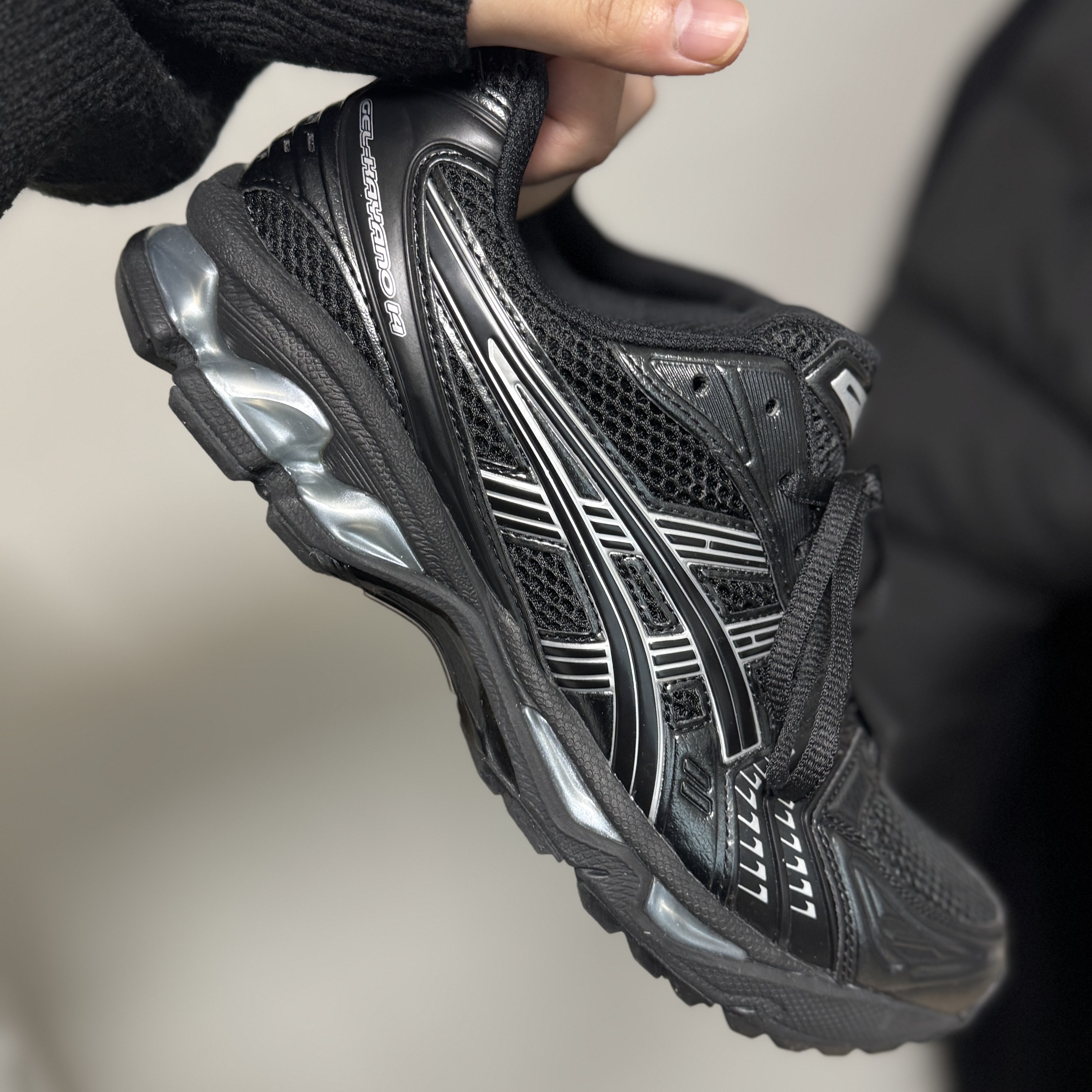 Asics Gel-Kayano 14 Black Pure Silver 착용 스타일 - 2
