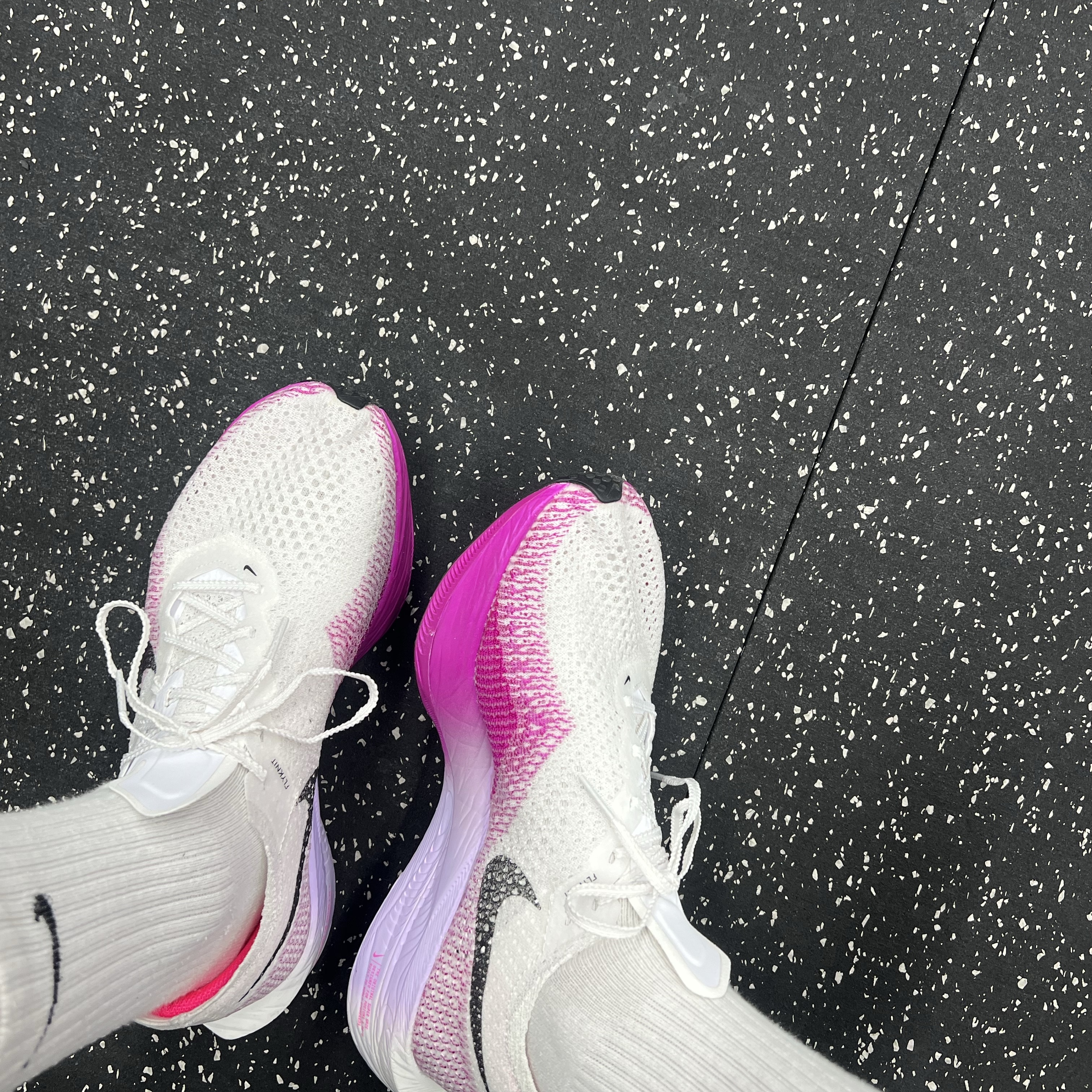 Nike ZoomX Vaporfly Next% 3 White Vivid Purple 착용 스타일 - 1