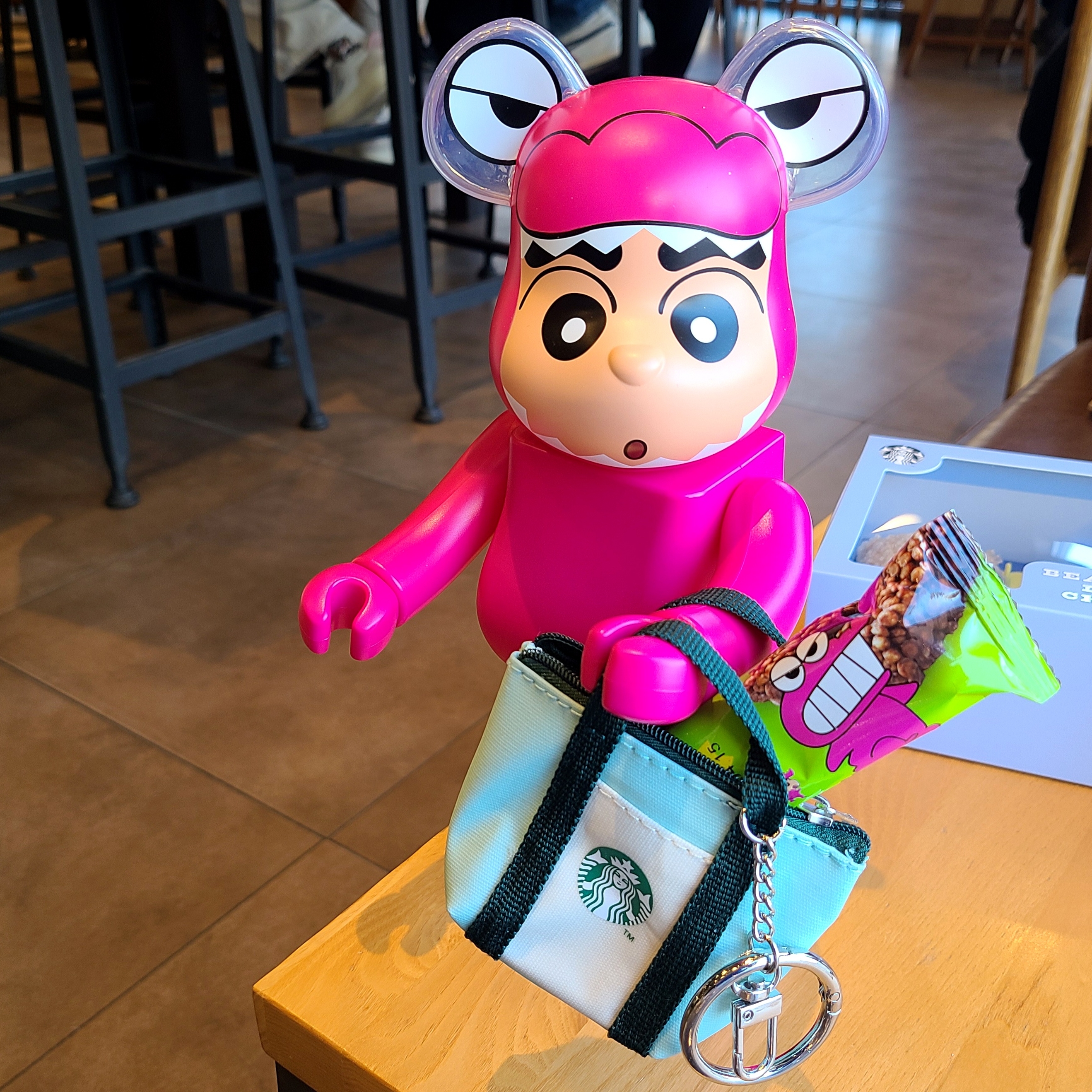 Bearbrick Crayon Shin-chan Crocodile Mountain Shin-chan 2024 Ver. 100% & 400% Set, Starbucks Mini Bag Pouch Keyring 착용 스타일 - 1