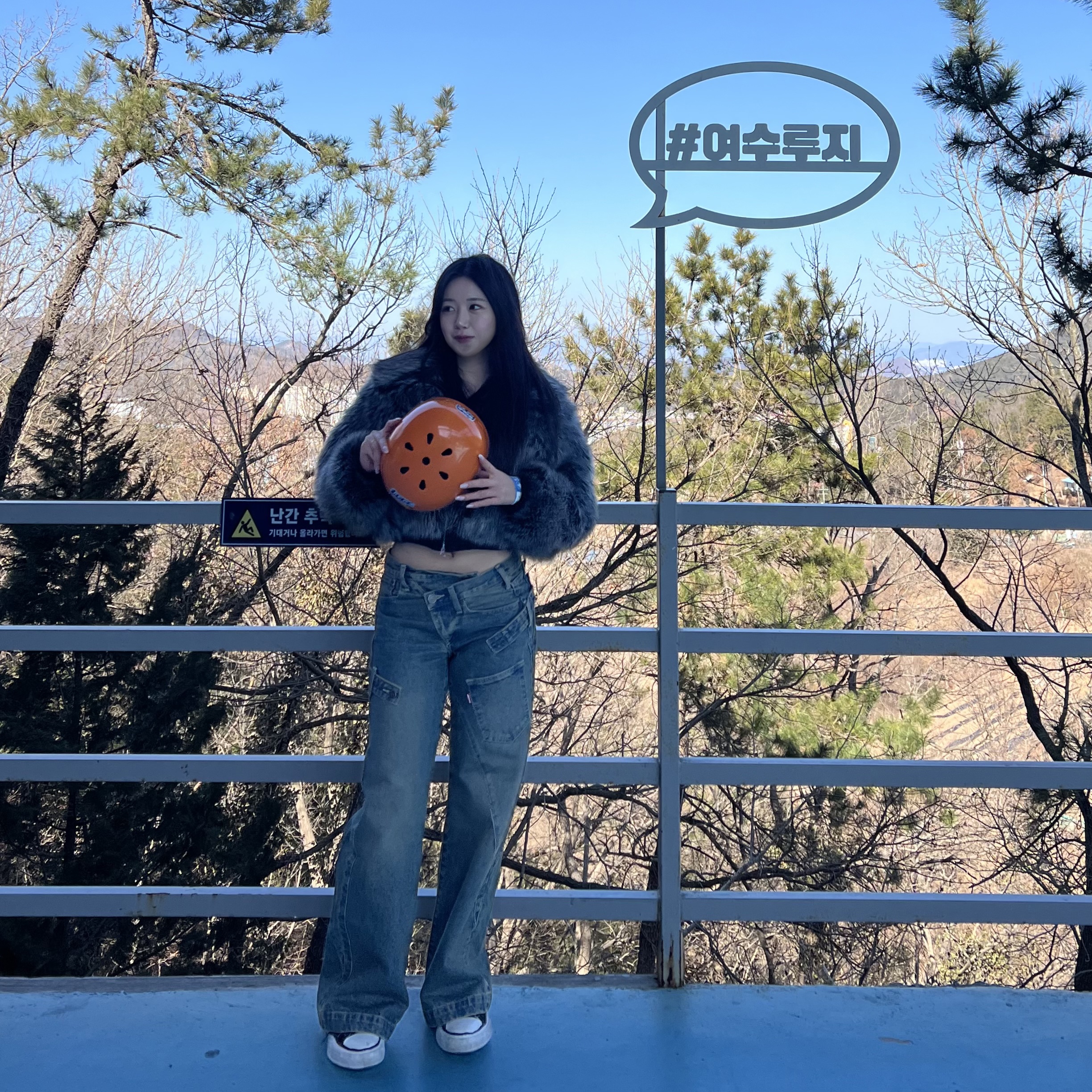 [KREAM 단독] ADSB Andersson Bell x Levi's Women Overlay Jean Tinted Indigo - 24FW, (W) Jaded London Tribeca Ribbed Off The Shoulder Knit Blue 착용 스타일 - 3