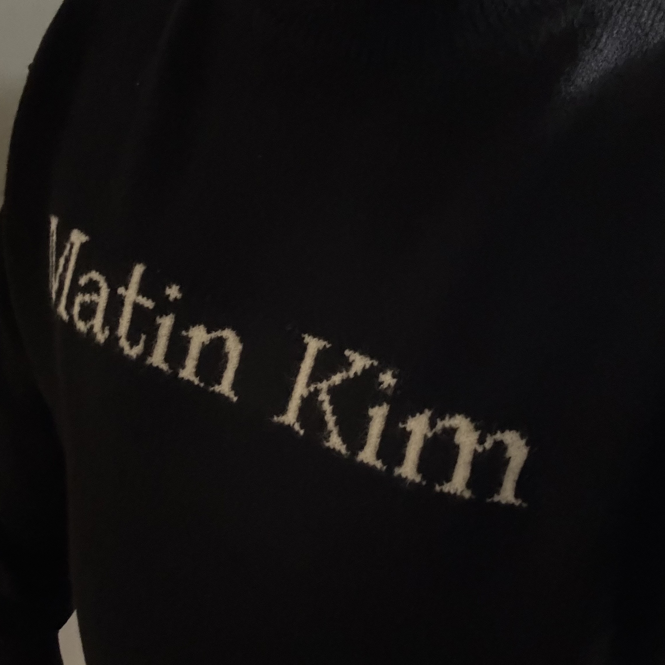 Matin Kim Color Line Point Logo Knit Pullover Black 착용 스타일