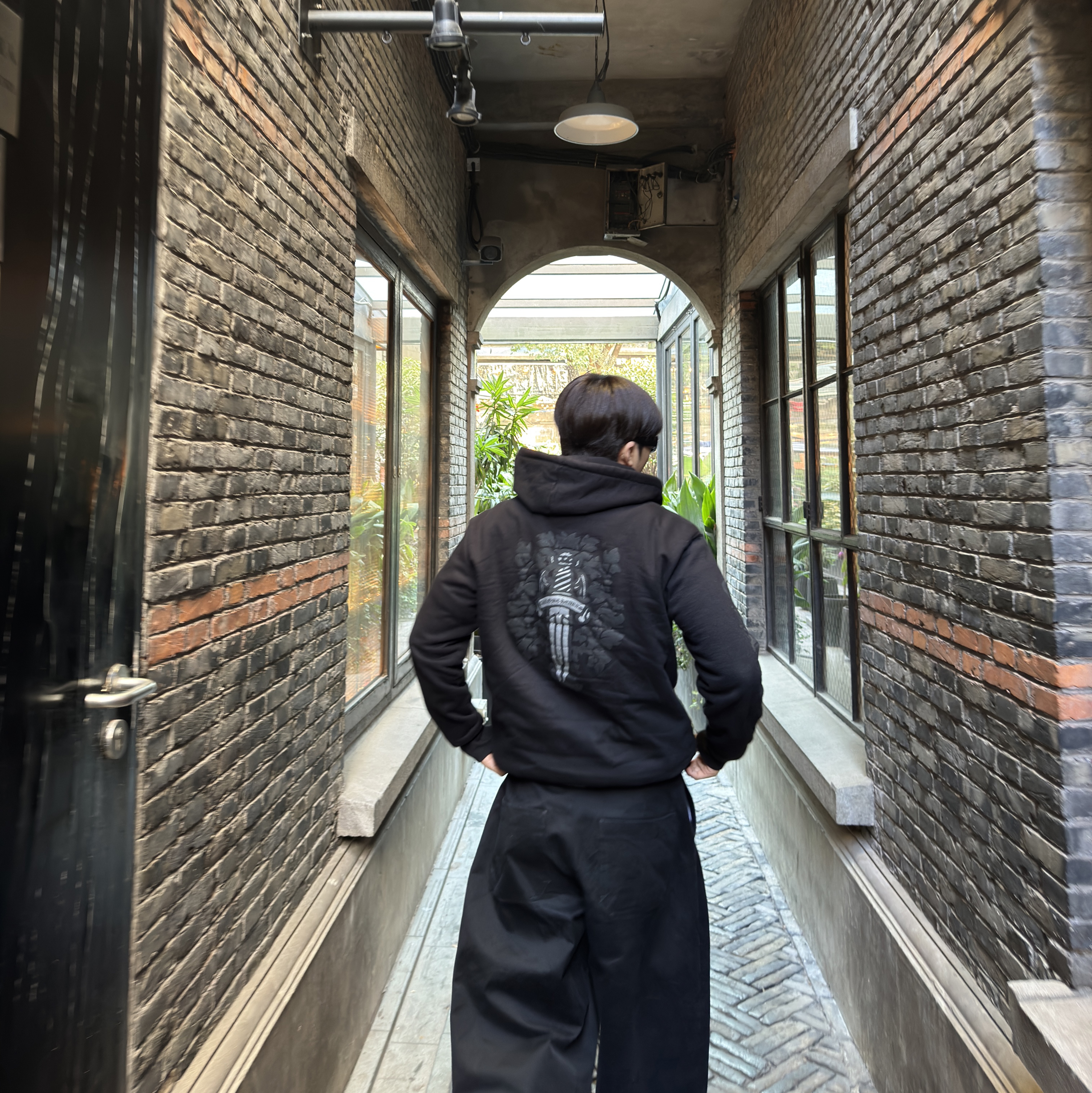 Studio Nicholson Sorte Pants Black, Chrome Hearts Horseshoe Floral Heavyweight Zip-Up Hoodie Black 착용 스타일