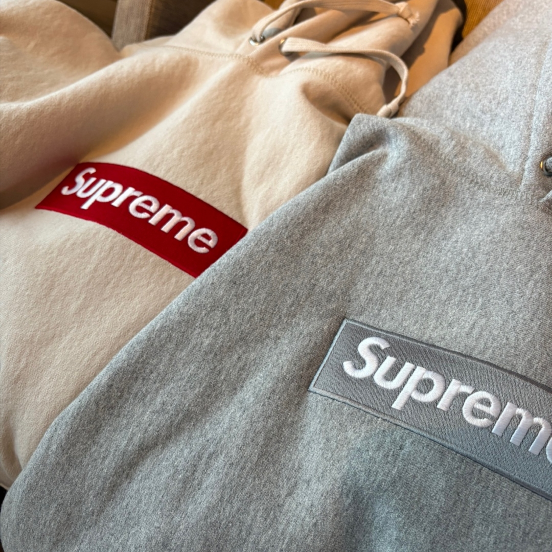Supreme Box Logo Hooded Sweatshirt Stone - 24FW, Supreme Box Logo Hooded Sweatshirt Heather Grey - 24FW 착용 스타일 - 2