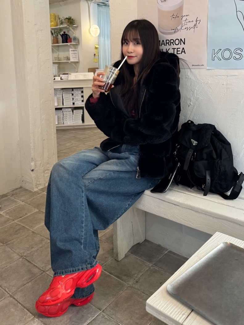 (W) Nike Air Max Muse Habanero Red and Metallic Silver, Prada Re-Nylon Medium Backpack Black 착용 스타일 - 1