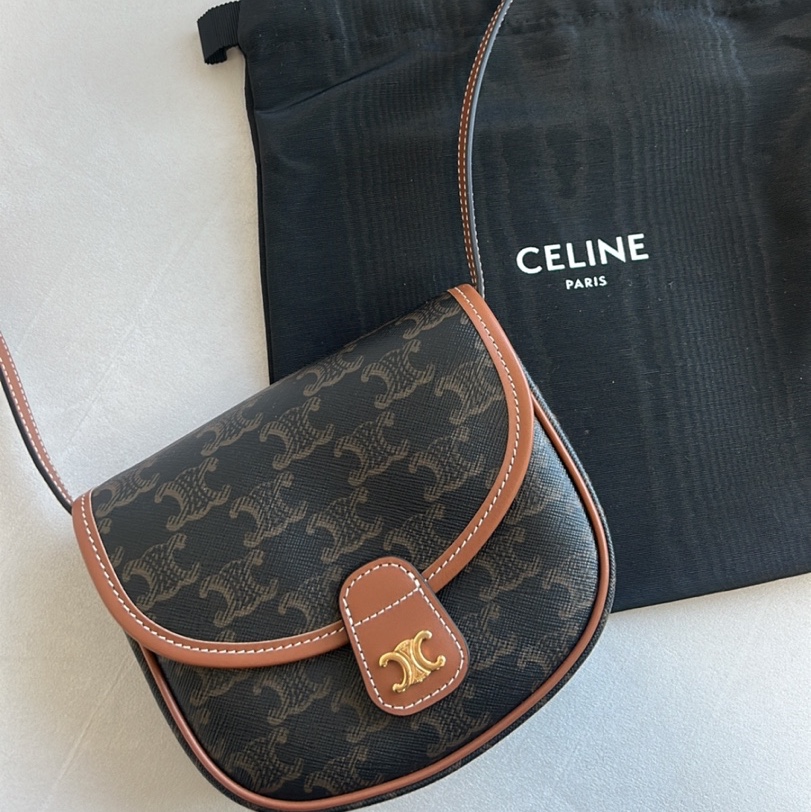 Celine Mini Besace in Triomphe Canvas and Calfskin Tan 착용 스타일