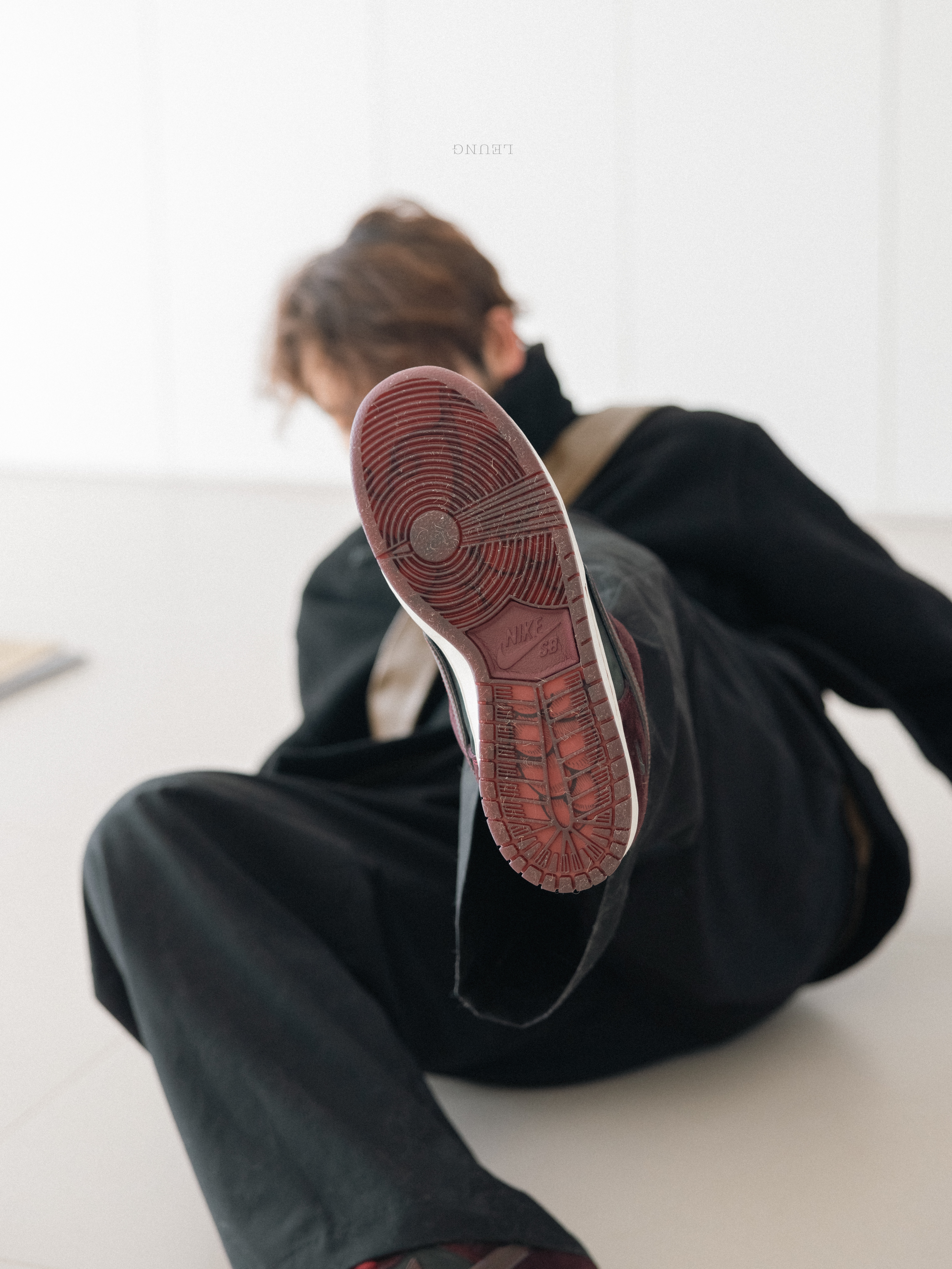 Nike x Riot Skateshop SB Dunk Low Pro Mahogany and Team Red, Lemaire Large Croissant Bag Soft Nappa Leather Dark Tobacco 착용 스타일 - 2