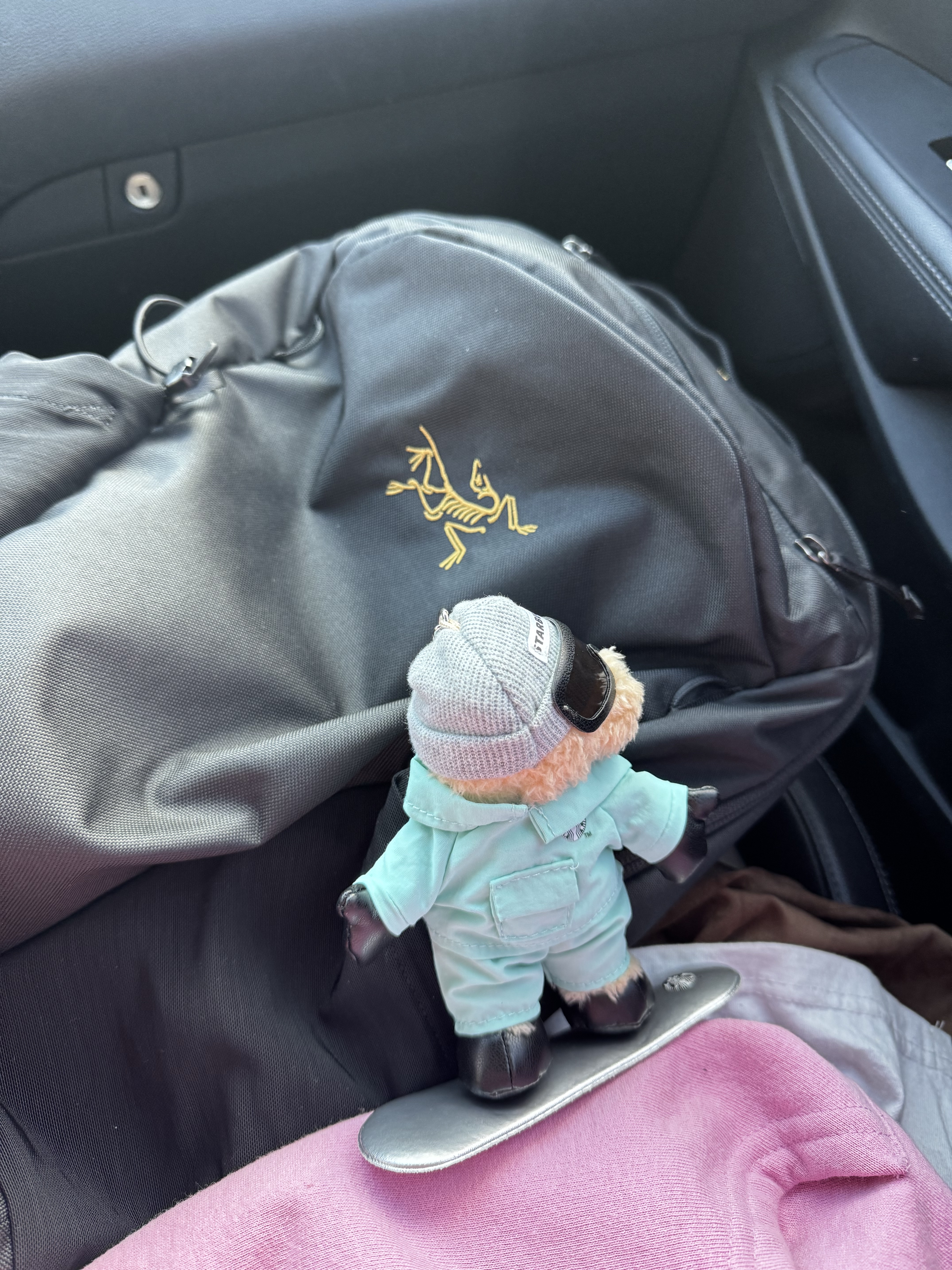Starbucks Snowboard Bearista Keychain, Arc'teryx Mantis 16 Backpack Black 착용 스타일 - 1