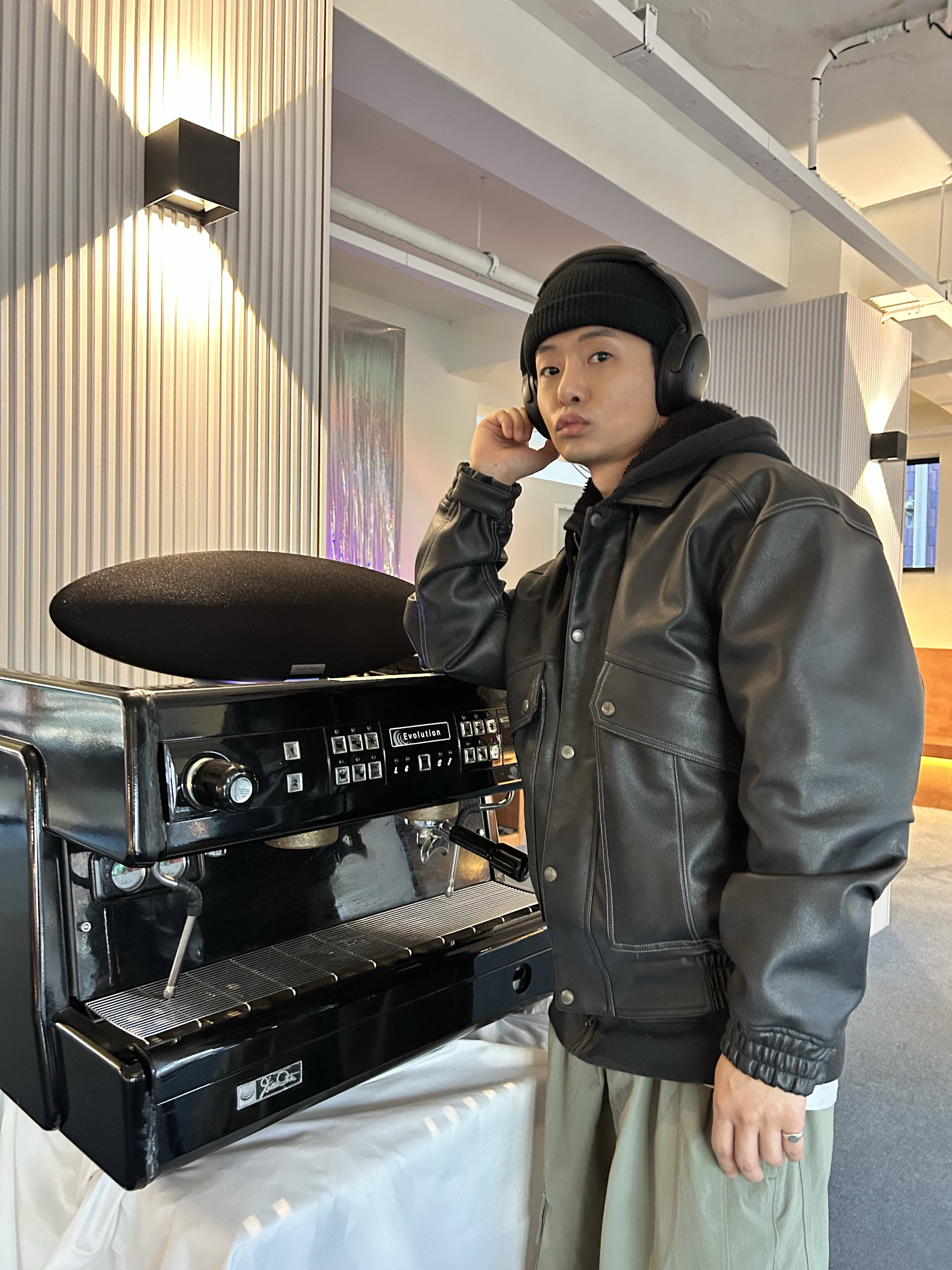 BOSE QC45 Triple Black (Korean Ver.), New Balance 530 Premium Vintage Grey Matter 착용 스타일 - 3