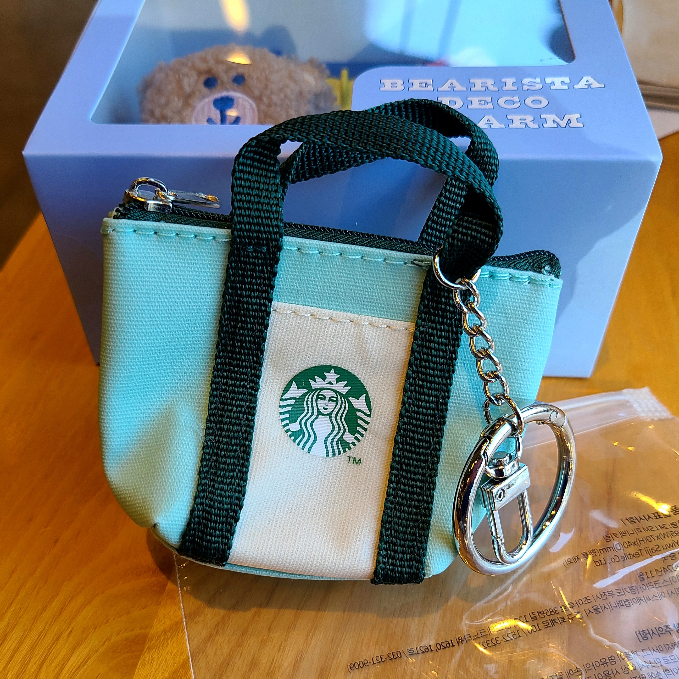 Bearbrick Crayon Shin-chan Crocodile Mountain Shin-chan 2024 Ver. 100% & 400% Set, Starbucks Mini Bag Pouch Keyring 착용 스타일 - 2