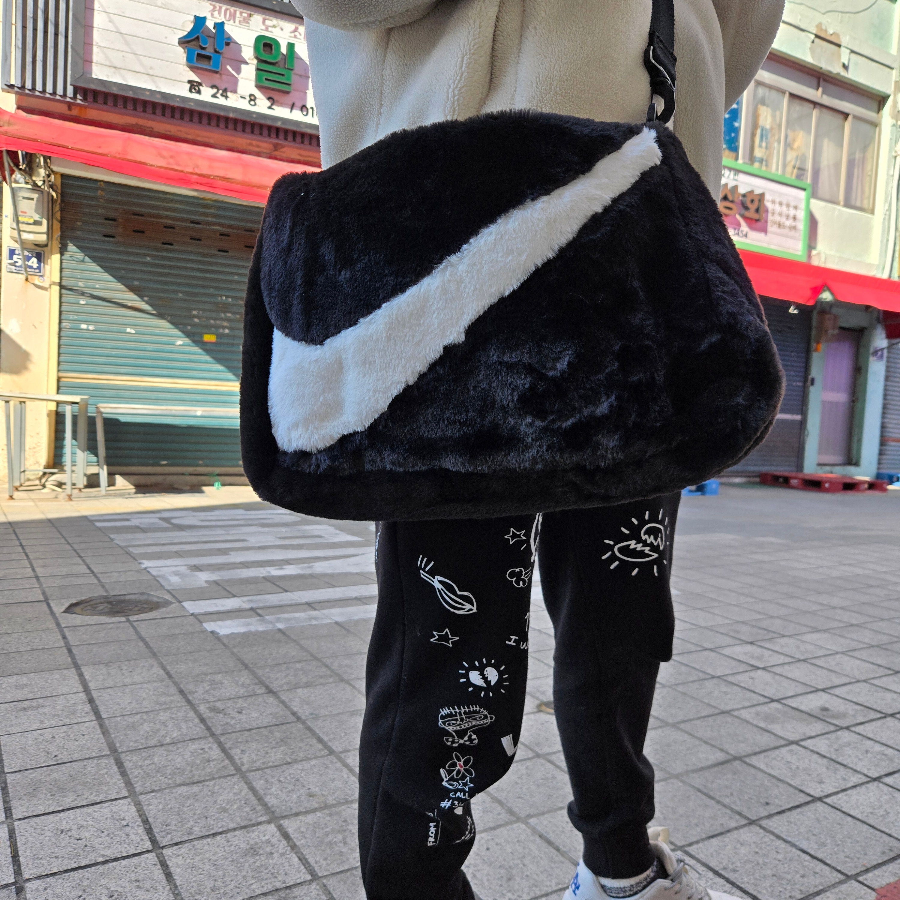 Nike NSW Faux Fur Tote Bag Black 착용 스타일 - 2