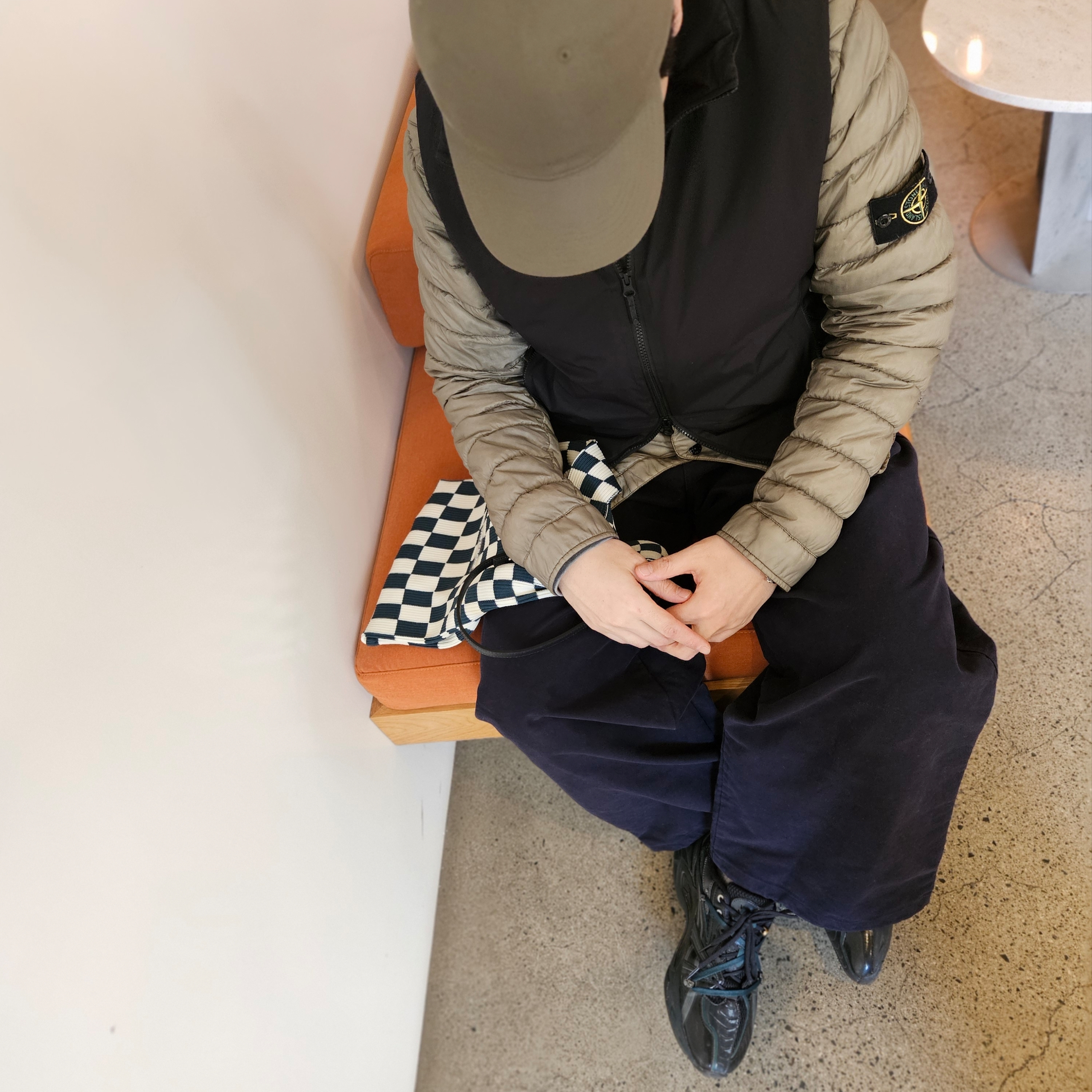 스톤 아일랜드 42124 바이오 베이스 립스탑 나일론 라이트 다운 셔츠 자켓 올리브 그린 - 22SS, 아식스 x 앤더슨벨 HN2-S 프로토블라스트 블랙 착용 스타일 - 3