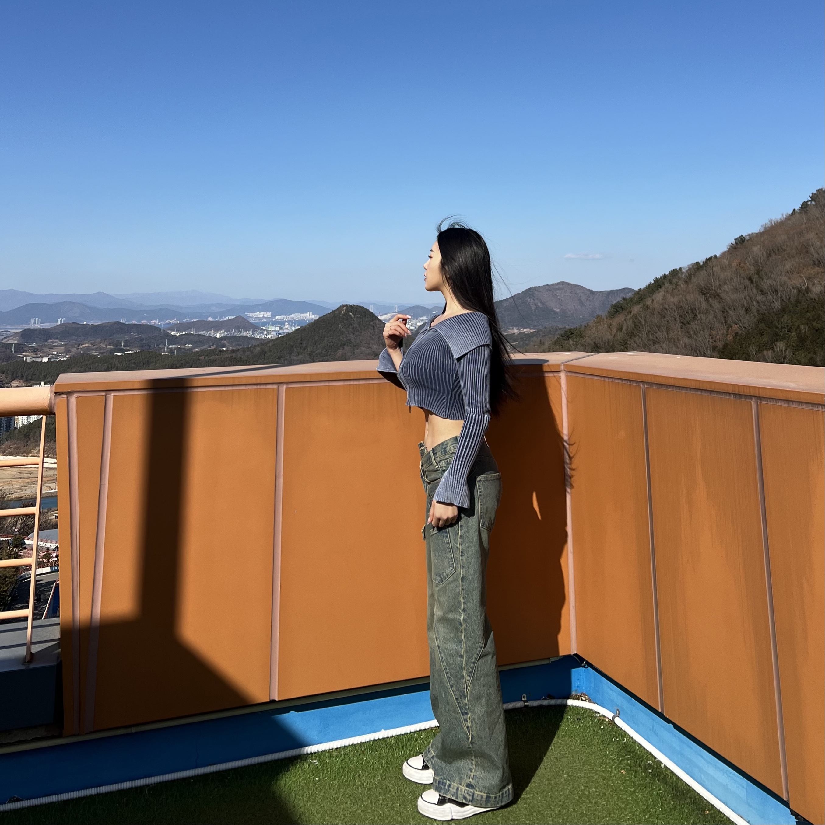 [KREAM 단독] ADSB Andersson Bell x Levi's Women Overlay Jean Tinted Indigo - 24FW, (W) Jaded London Tribeca Ribbed Off The Shoulder Knit Blue 착용 스타일 - 2