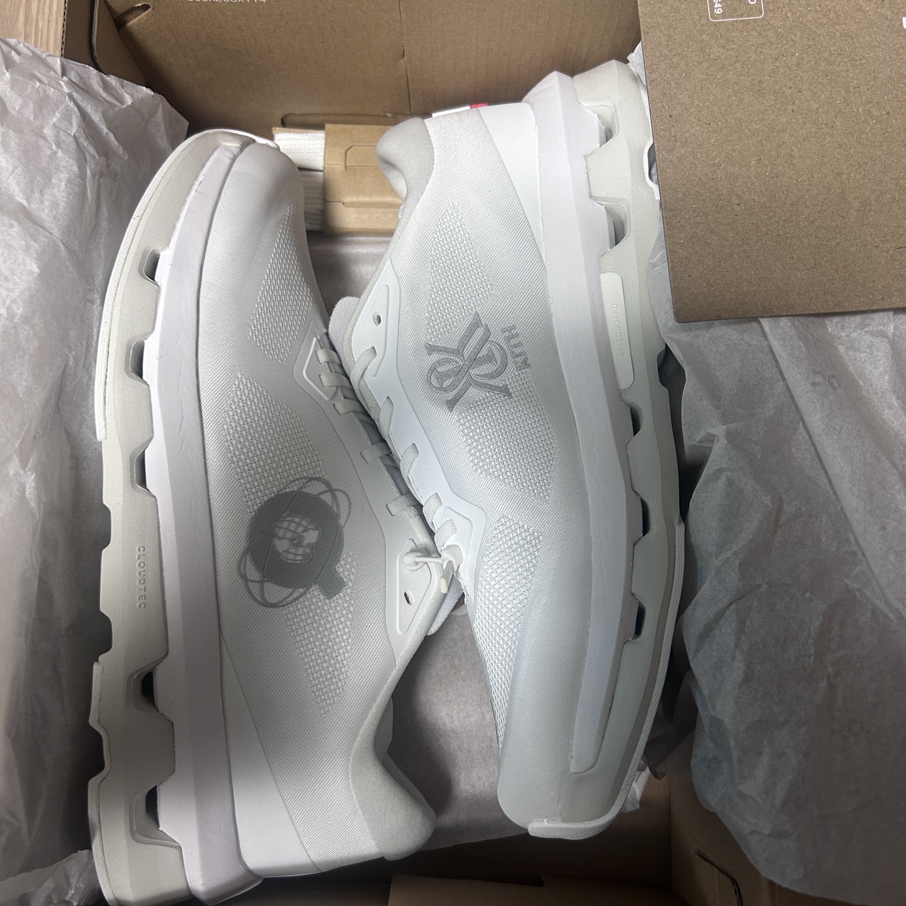 (W) On Running x Kith Cloudzone White Ice 착용 스타일 - 1