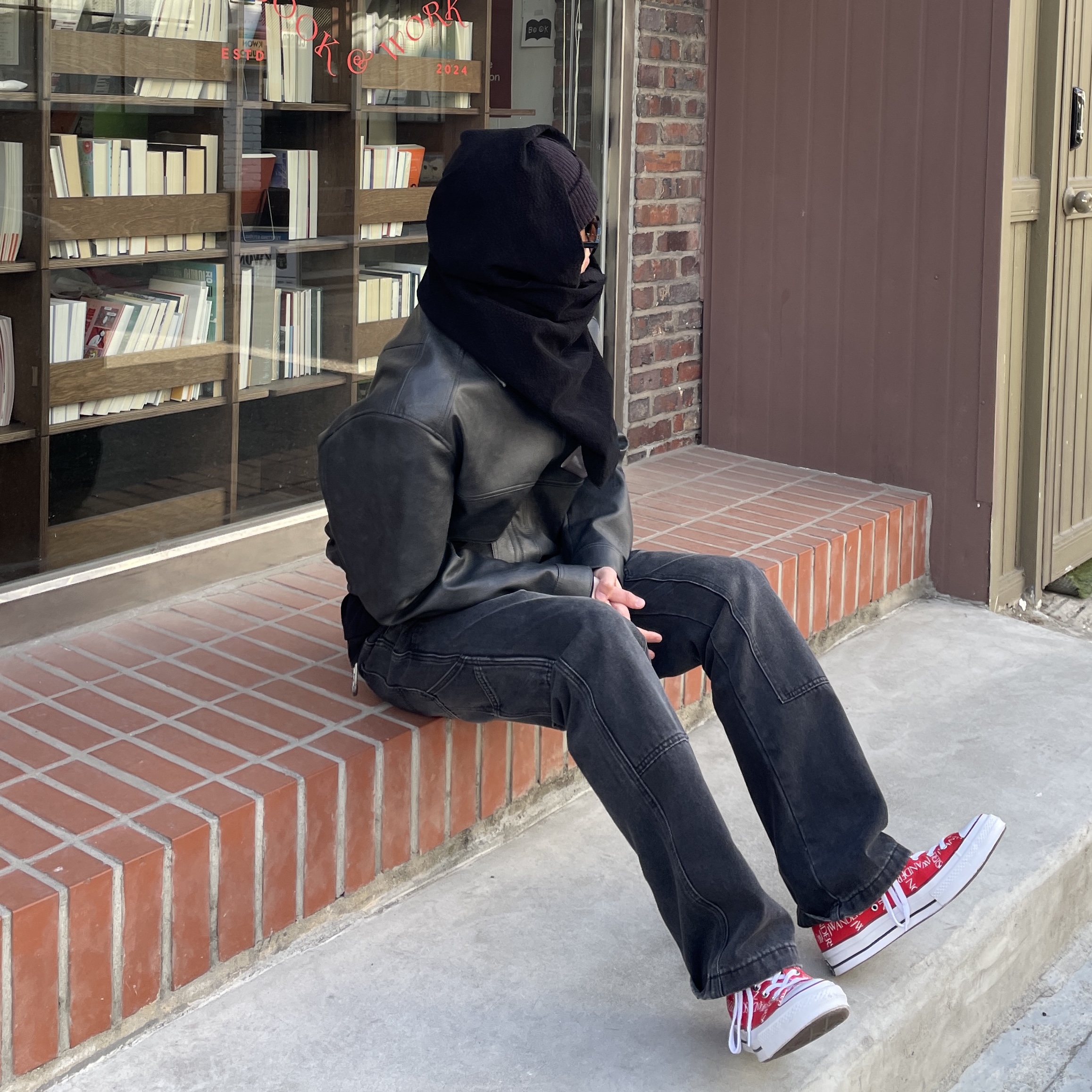 Undermycar Mu.87 Anti Fxxking Logo Play Basic Micro Corduroy Scarf Black, Converse x JW Anderson Chuck 70 Hi Grid Red 착용 스타일 - 1