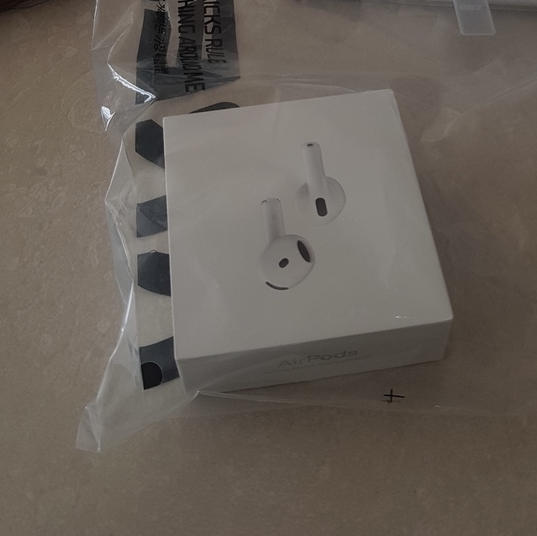 Apple AirPods 4th Gen with Active Noise Cancellation (Korean Ver.) 착용 스타일