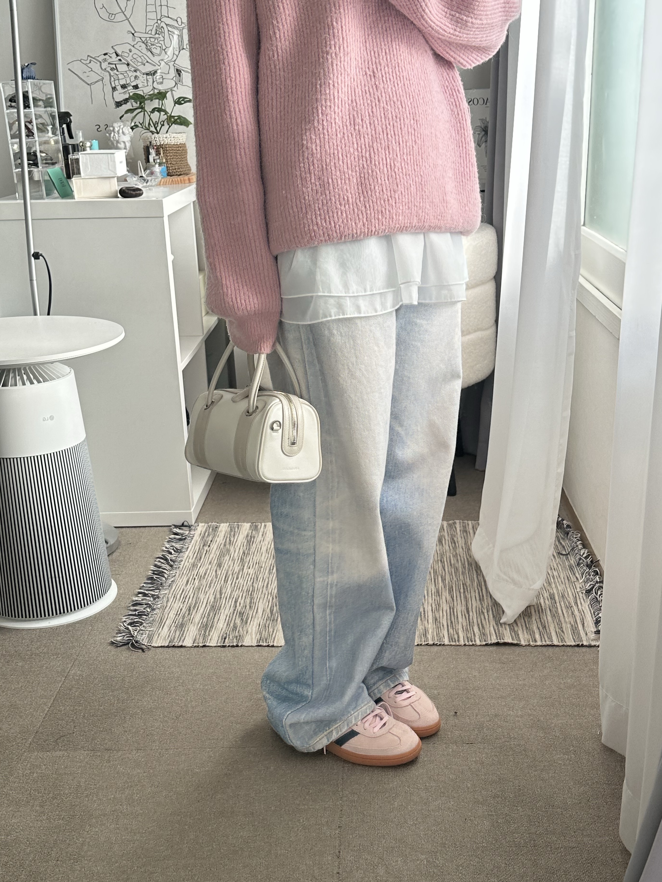 (W) Adidas Spezial Handball Clear Pink, APOA Rueda Mini Bag Off White 착용 스타일 - 4