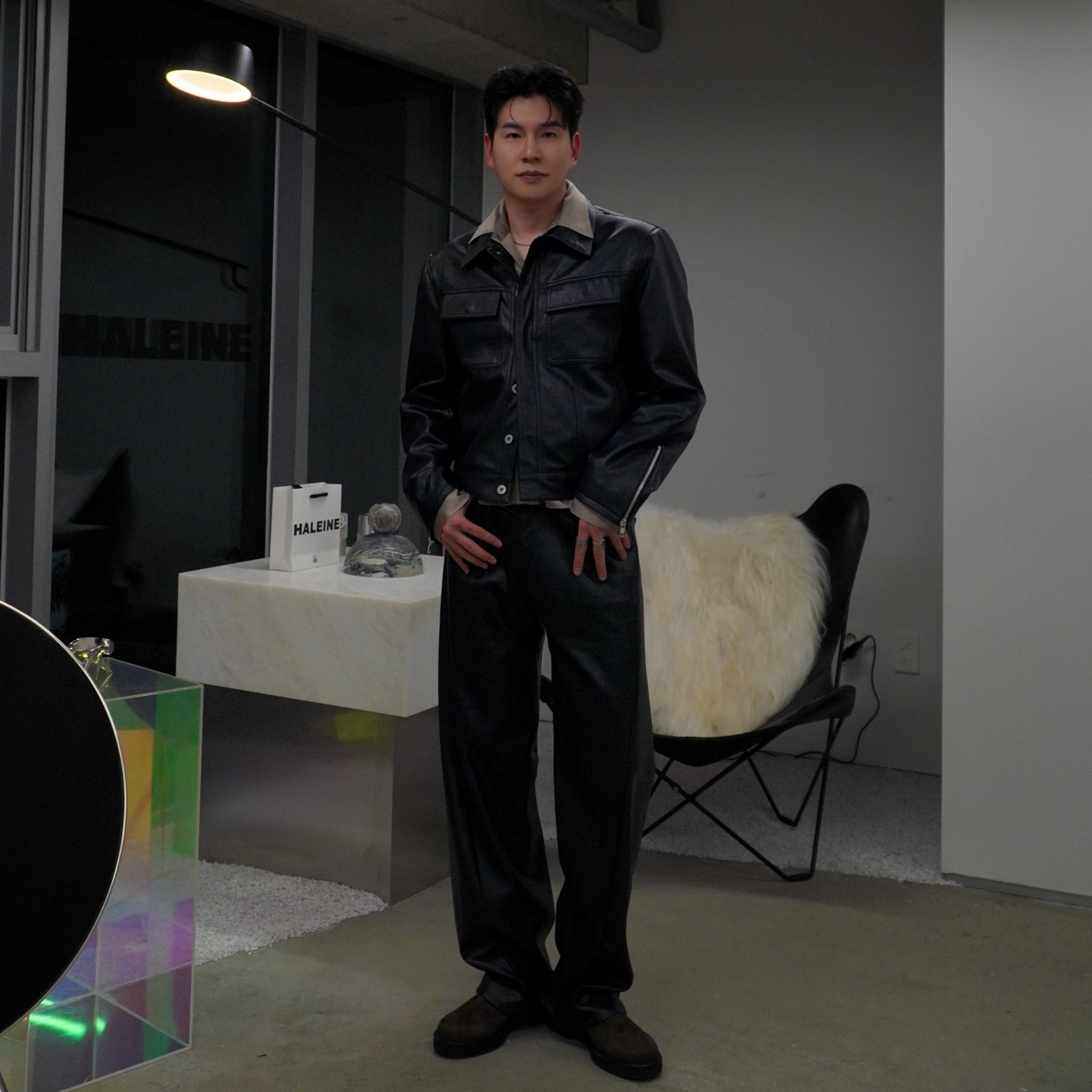 Haleine Trucker Faux Leather Jacket Navy (WJ105), Haleine Twisted Faux Leather Pants Navy (WB109) 착용 스타일