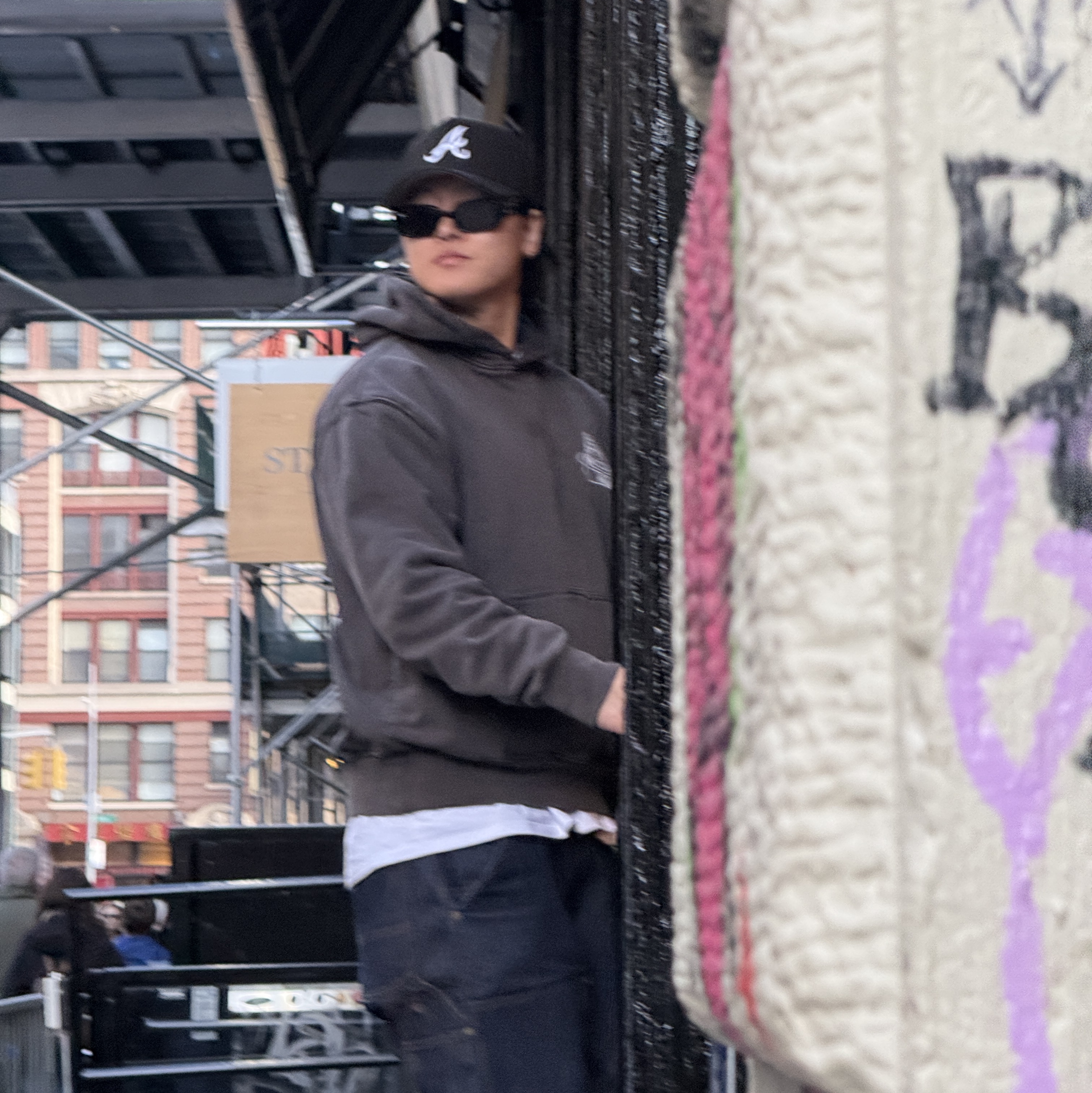 Palace x Vivienne Westwood Hood Black - 24FW, (W) Nike Air Max SNDR Blue Ice Obsidian Blue 착용 스타일 - 2