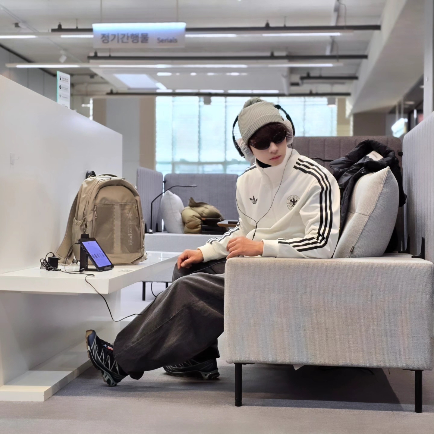 Nike SB Fisherman Beanie Dark Grey Heather, Adidas German Beckenbauer Track Top Off White - KR Sizing 착용 스타일 - 2