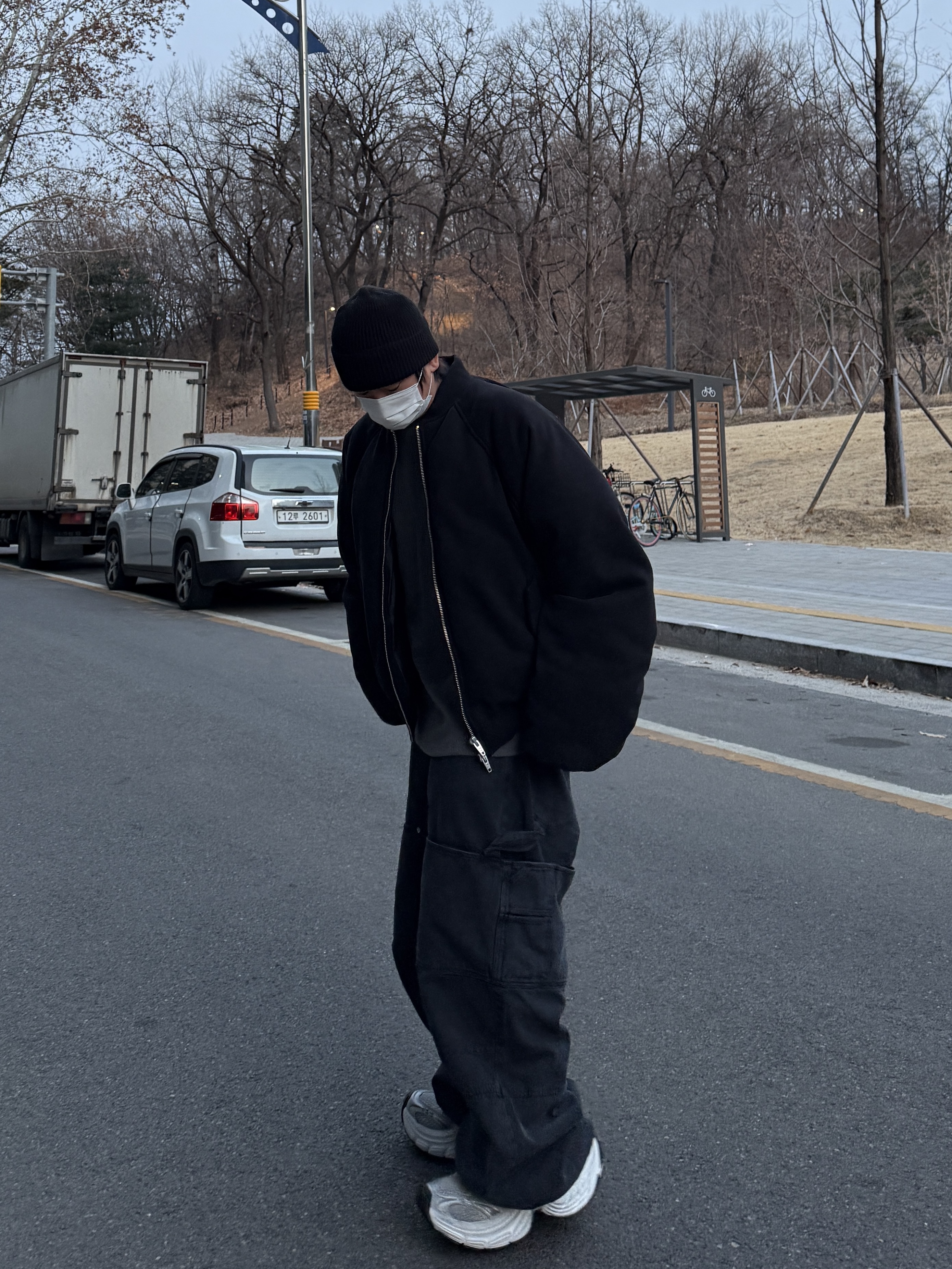 Farfromwhat Far Oversized Bomber Black, Balenciaga 10XL Sneakers White Grey Silver Black 착용 스타일 - 1