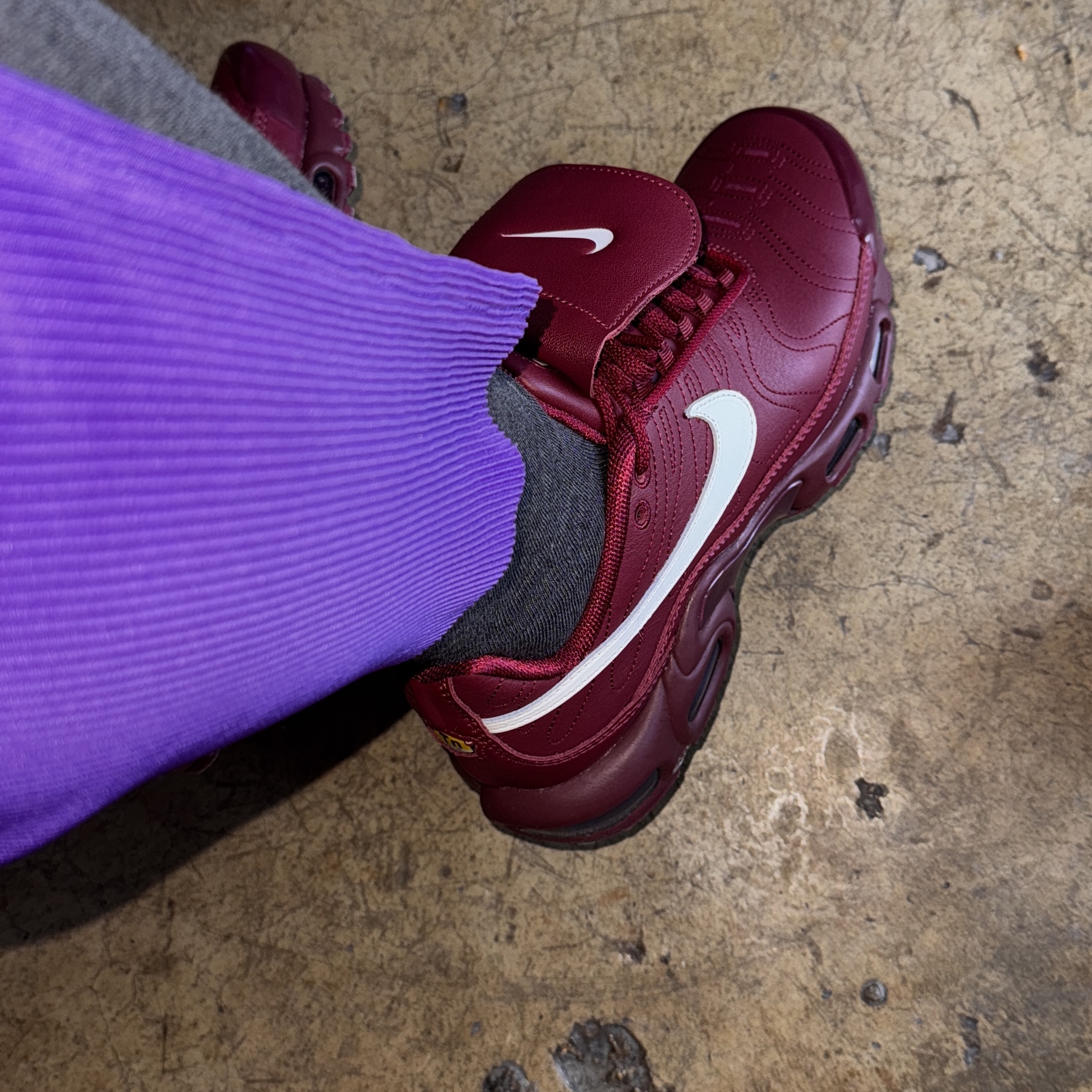 Nike Air Max Plus TNPO Team Red and Sail 착용 스타일
