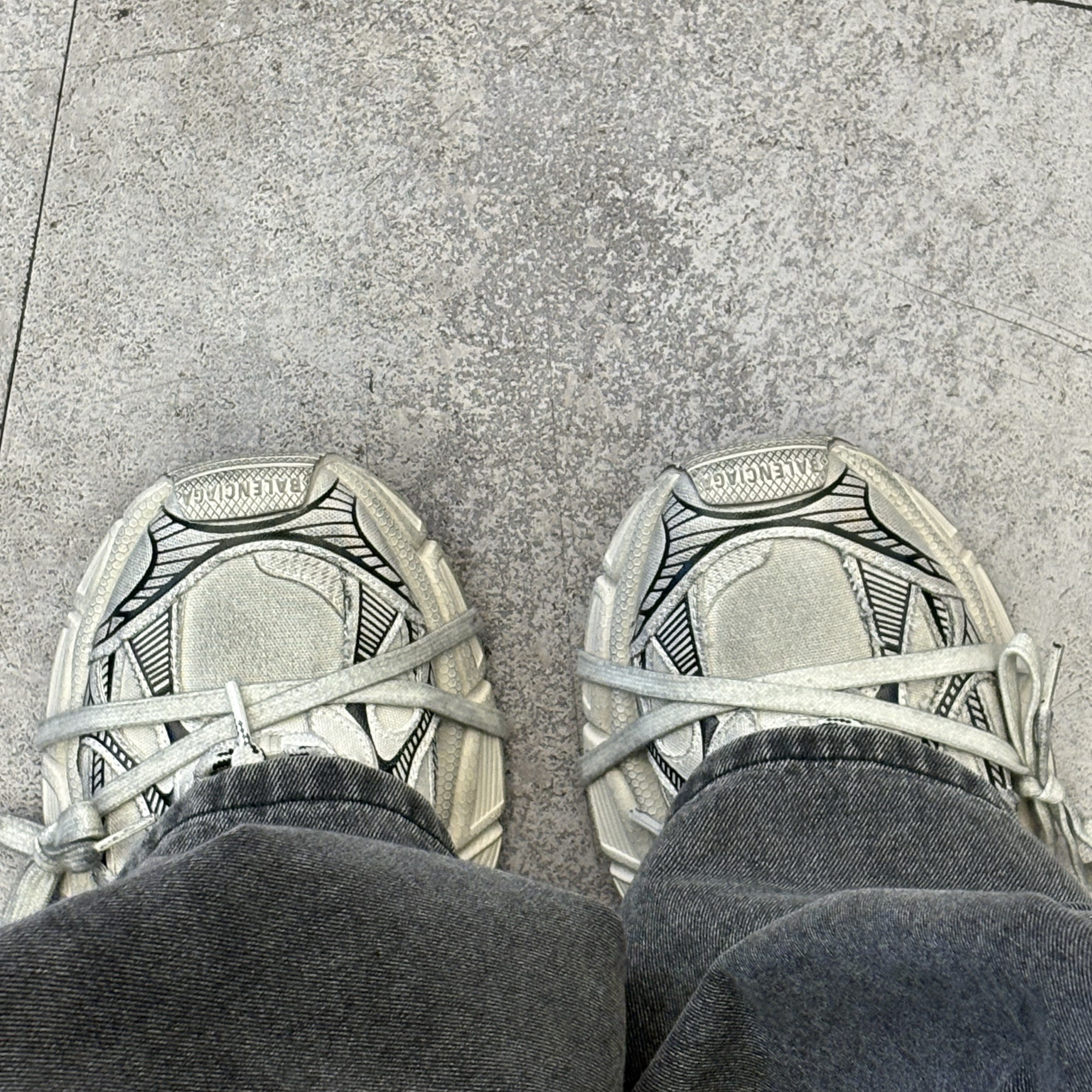 Balenciaga 3XL Sneakers Beige 착용 스타일