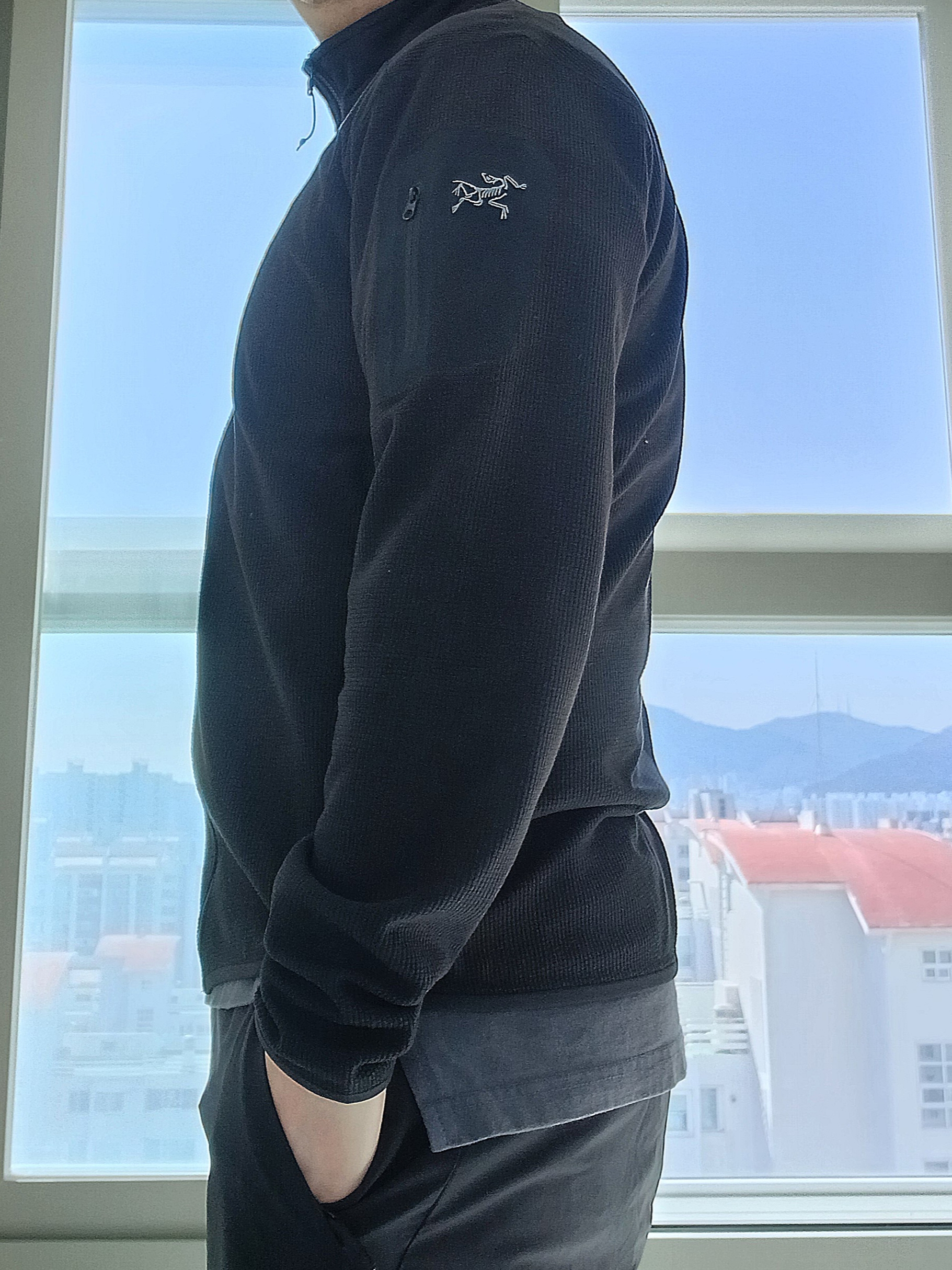 Arc'teryx Delta LT Jacket Black, Arc'teryx Delta Jacket Black 착용 스타일 - 1