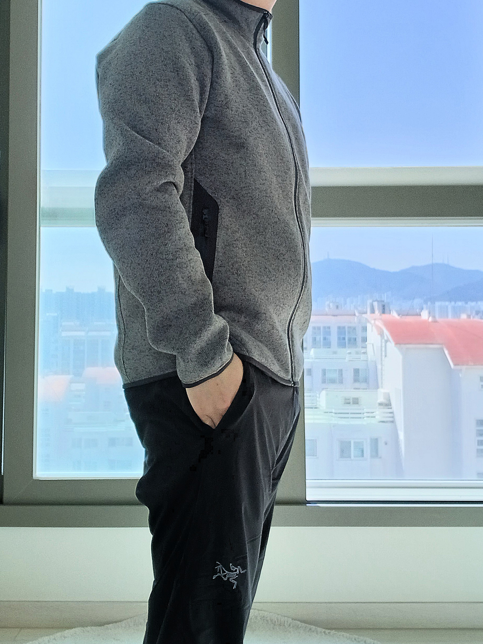 아크테릭스 코버트 가디건 보이드 헤더 그래파이트 착용 스타일 - 2