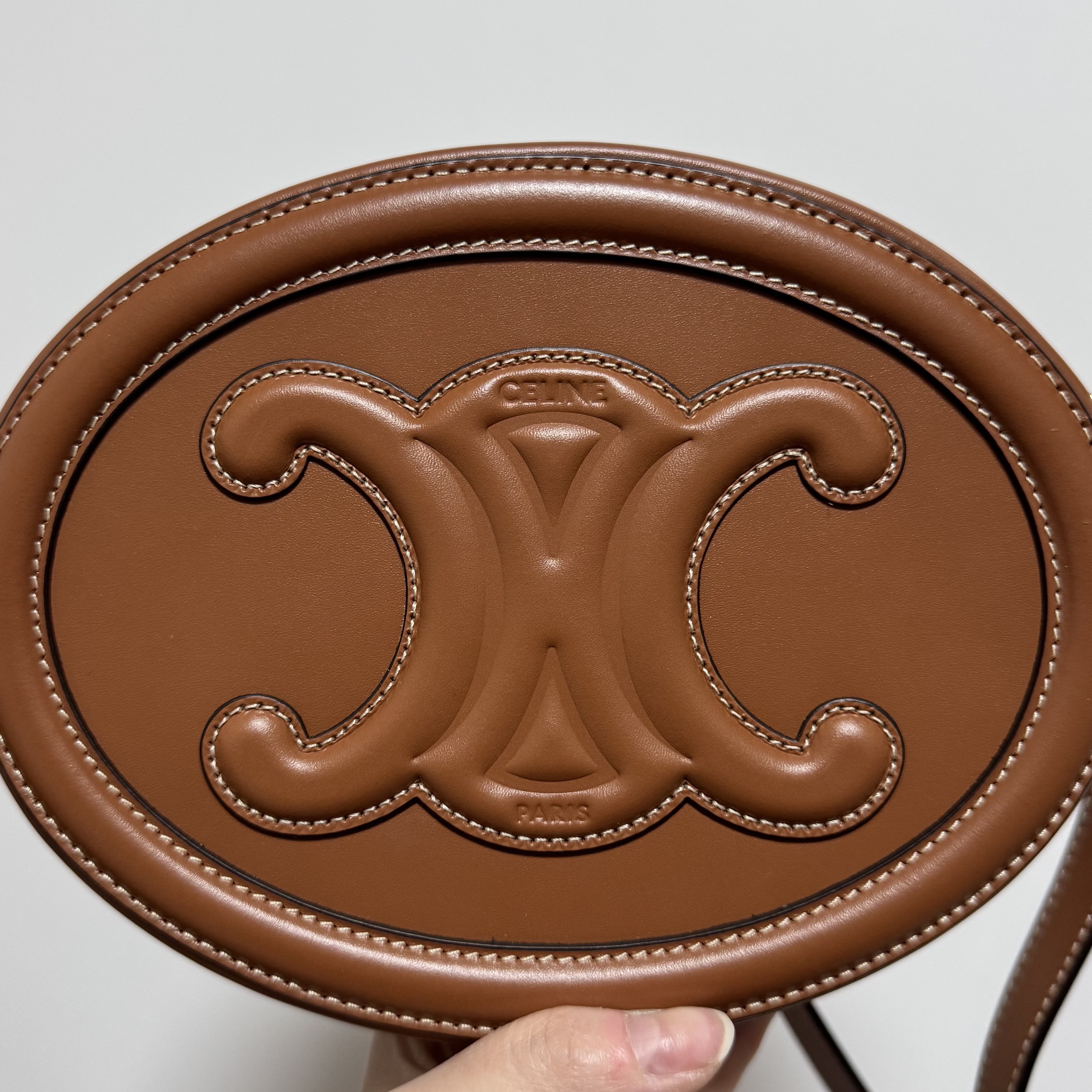 Celine Oval Bag Cuir Triomphe in Smooth Calfskin Tan 착용 스타일