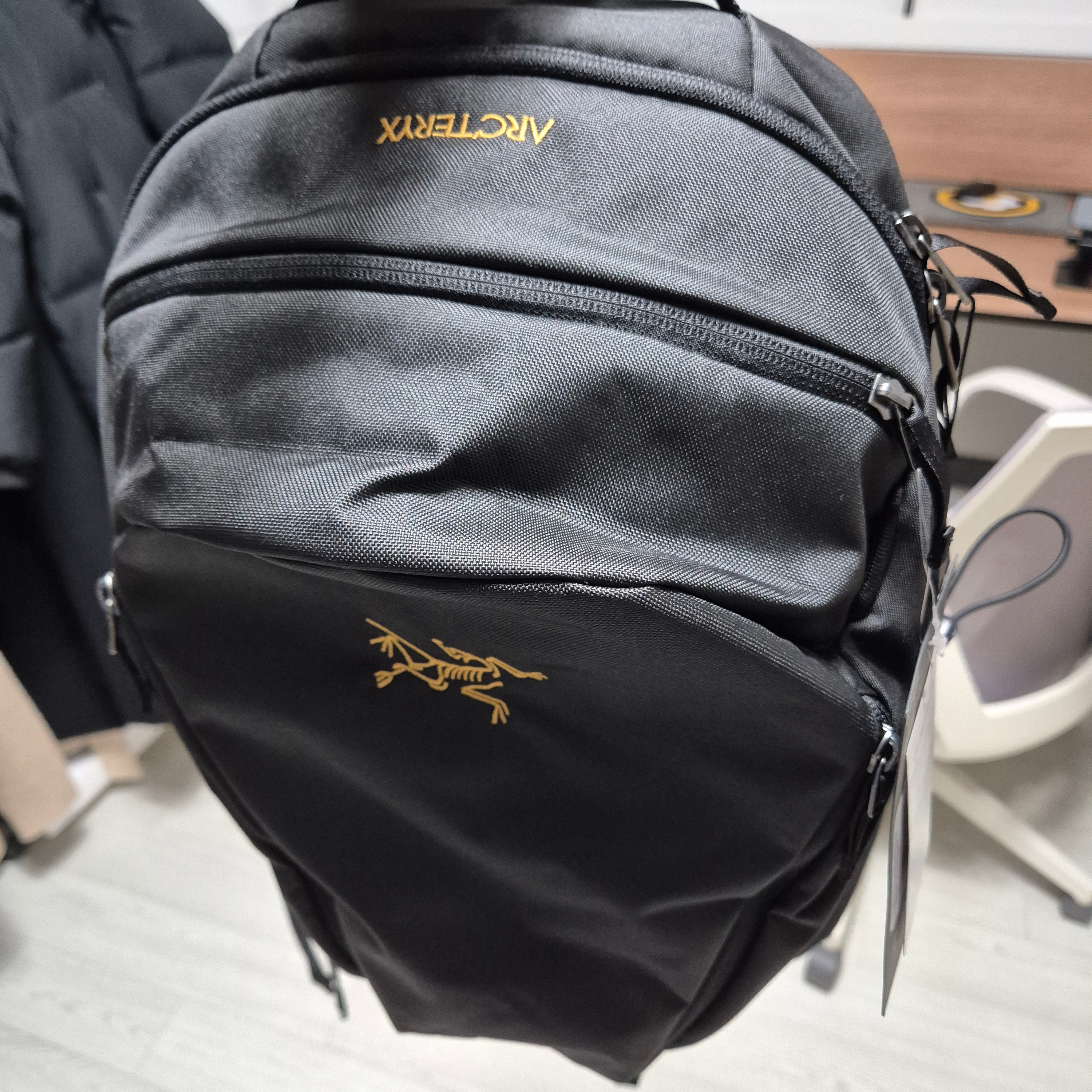 Arc'teryx Mantis 26 Backpack Black 착용 스타일