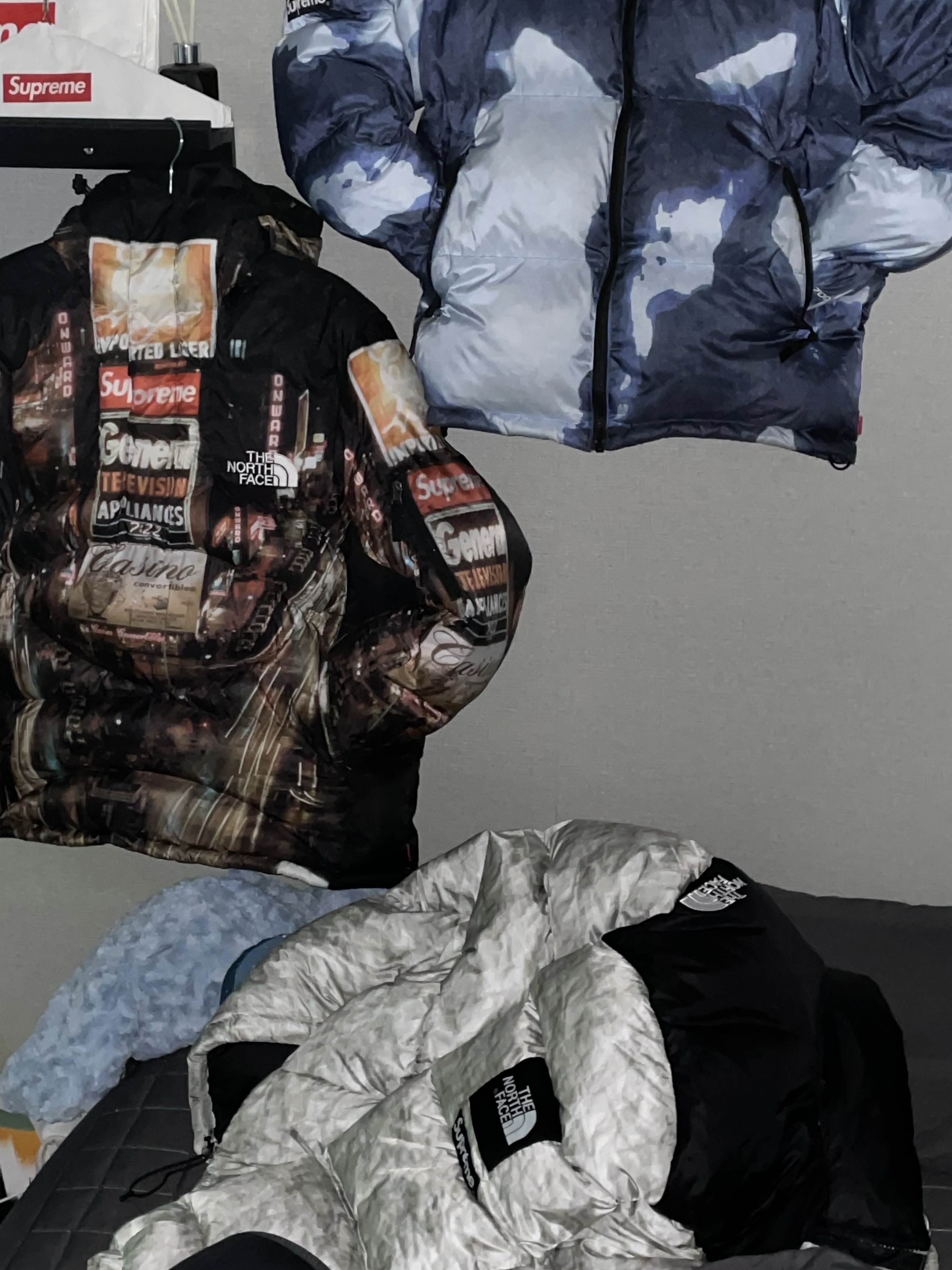 Supreme x The North Face Paper Print Nuptse Jacket - 19FW 착용 스타일 - 4